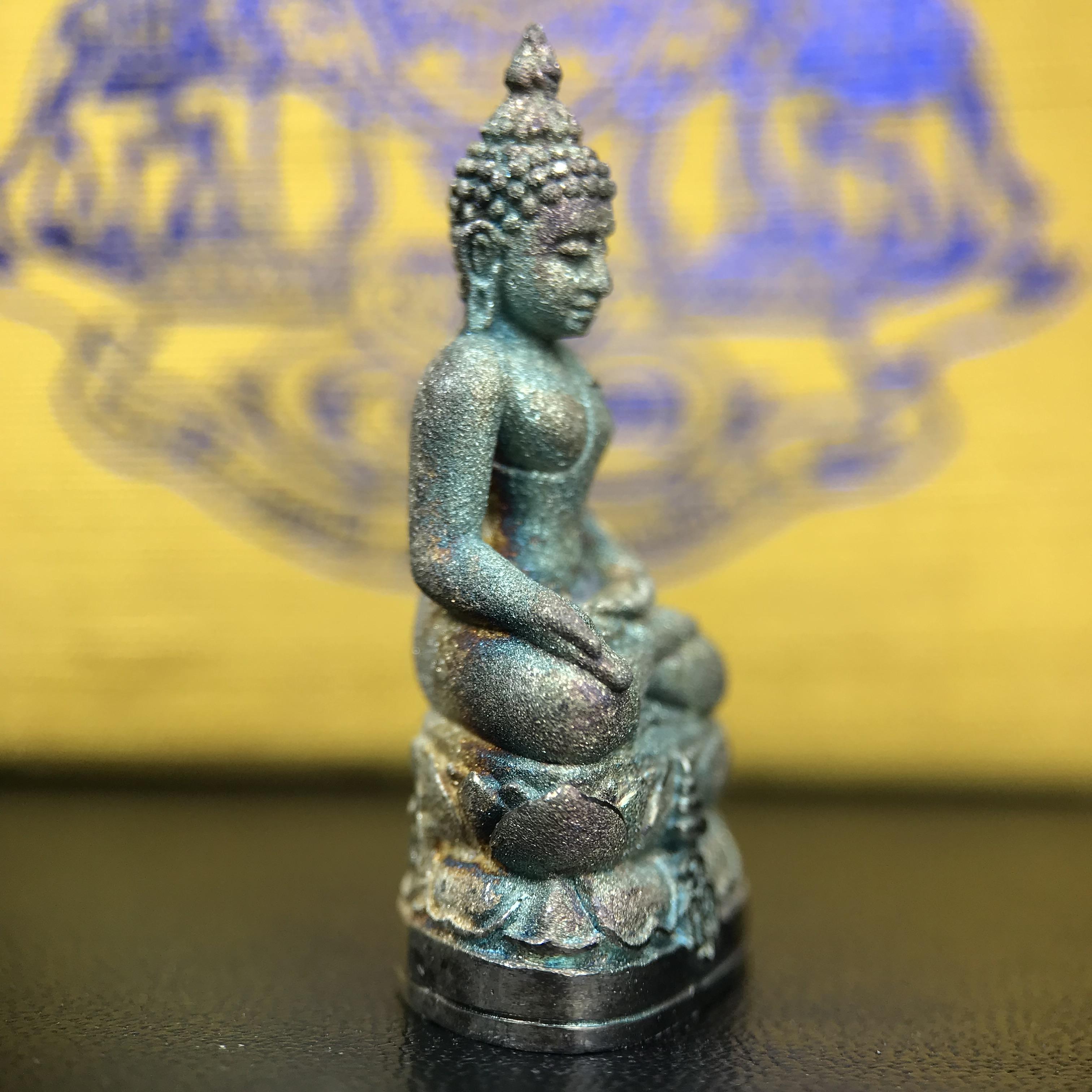 พระกริ่งไพรีพินาศ ญสส. ชุดกาญจนาภิเษกครองราชย์ 50 ปี พุทธศักราช 2538 วัดบวรนิเวศวิหาร เนื้อเงิน(ผิวเดิมขึ้นสีรุ้งขียวมรกตเข้มขลังงดงามธรรมชาติสร้างสรรค์) สภาพสวยเดิมพร้อมกล่องบรรจุเดิมผ้าไหมสีเหลืองตรากาญจนาภิเษก ตอกโค๊ดหมายเลขกำกับ ๕๐๐๑(1 ใน 8425 องค์)