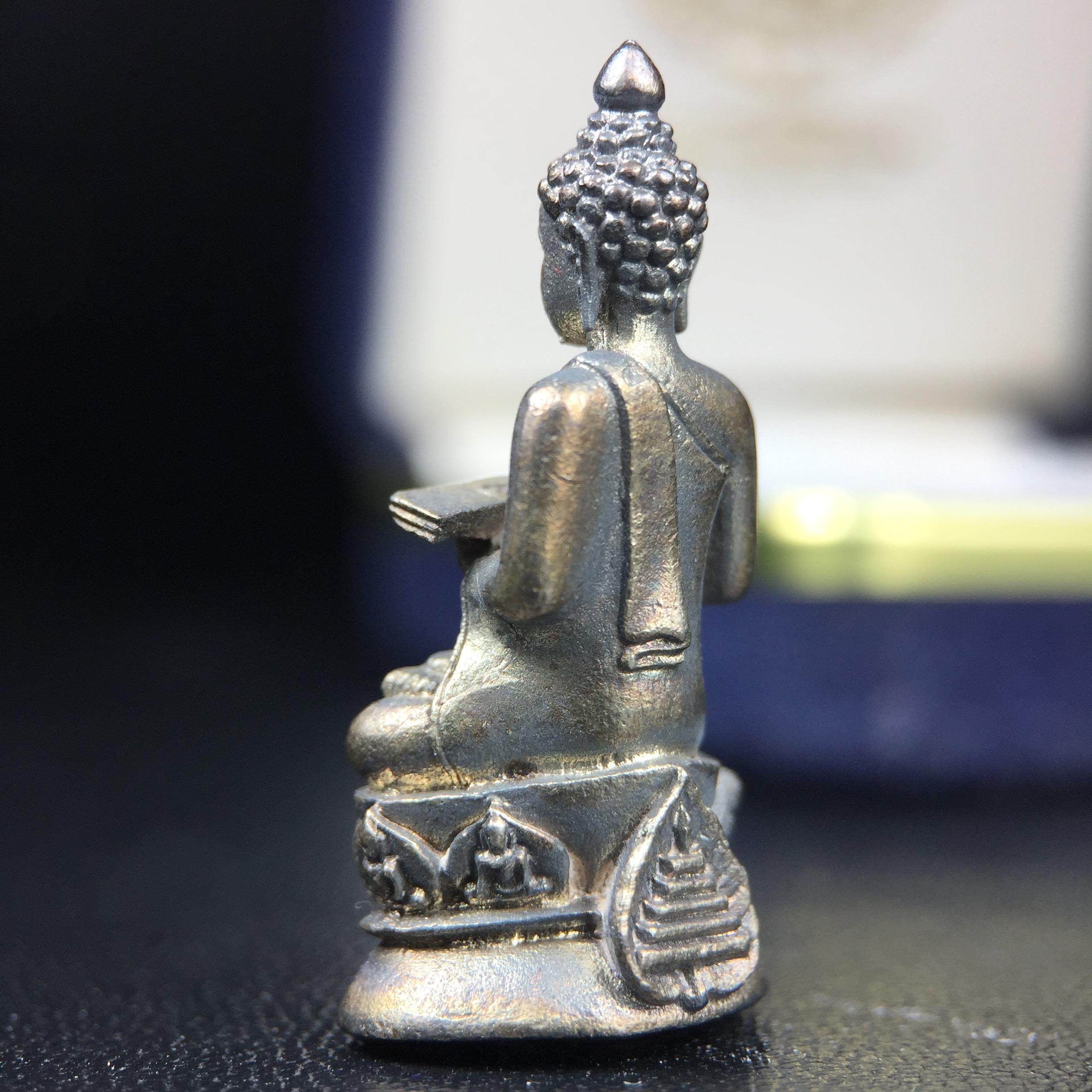 พระกริ่งปรมานุชิตชิโนรส วัดพระเชตุพนวิมลมังคลาราม(วัดโพธิ์) ปี2533 เนื้อเงิน ( ในหลวงรัชกาลที่9เสด็จเททอง)พิธีใหญ่ งดงามด้วยพุทธศิลป์เปี่ยมด้วยพุทธคุณ อีกหนึ่งรุ่นที่แนะนำสะสมบูชา