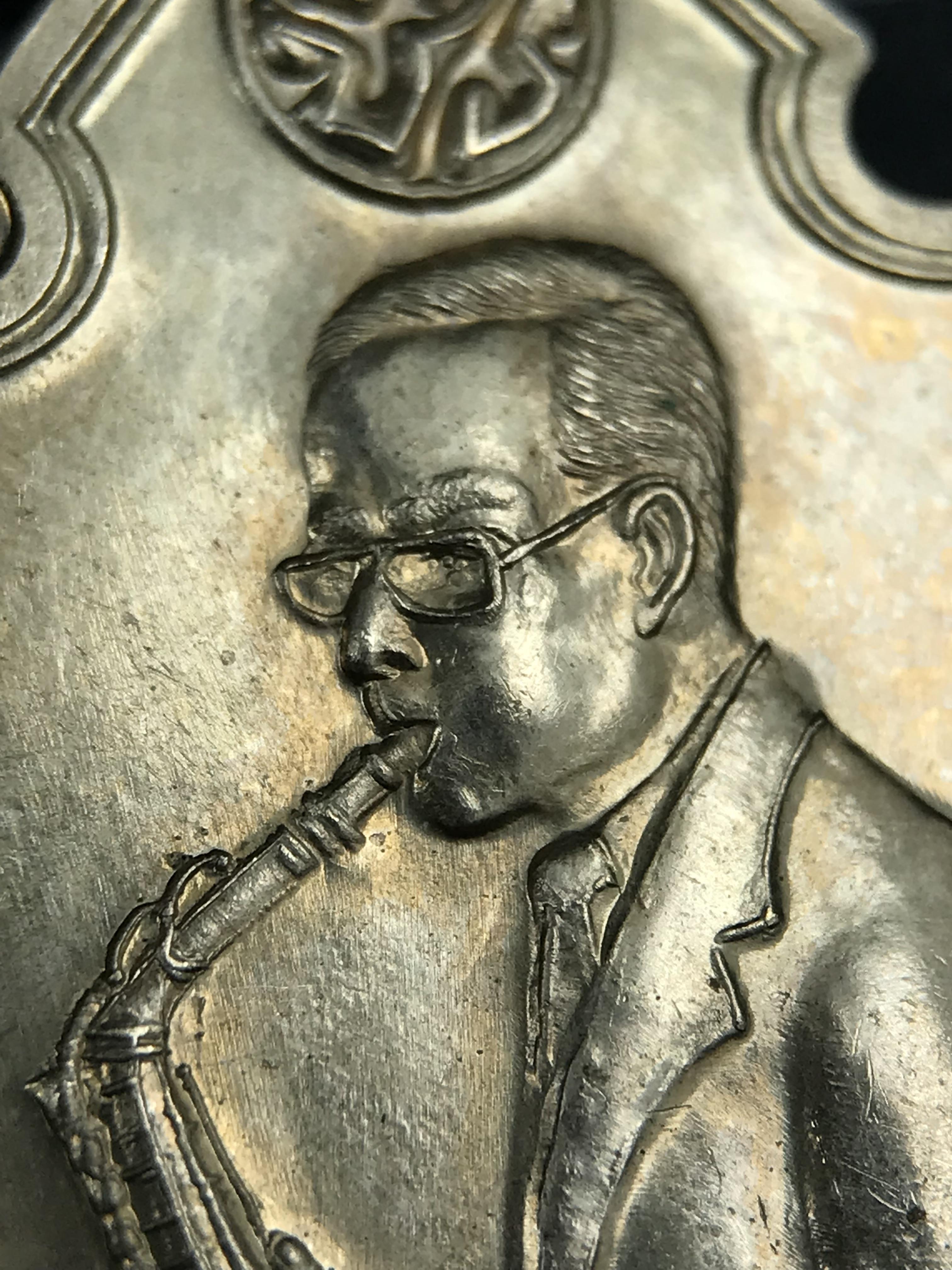 เหรียญครอบครูช่างหลวง(ในหลวงทรงดนตรี) เนื้ออัลปาก้า ปี 2550(หายาก)สุดยอดแห่งความหายากมีหมุนเวียนให้เห็นน้อยมากเป็นอีกหนึ่งรุ่นยอดนิยมของเสด็จพ่อร.9เหรียญนี้สวยมากผิวน้ำทองทั่วทั้งเหรียญ