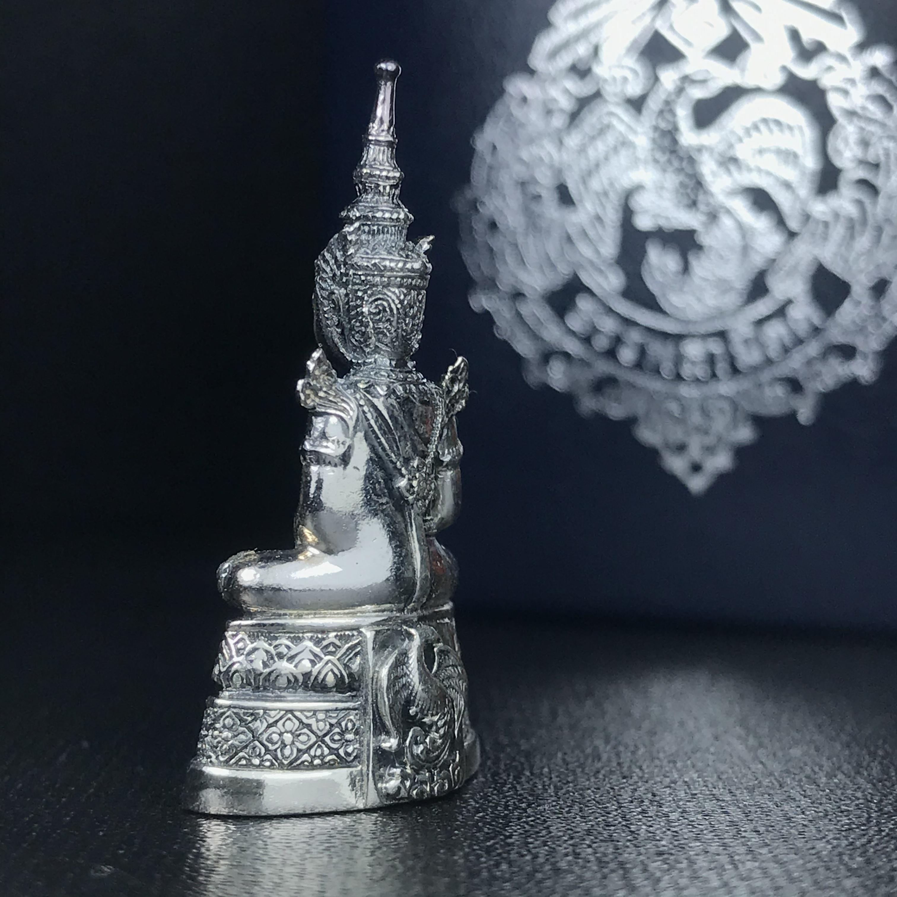 พระแก้วมรกต กรมสรรพสามิตจัดสร้างขึ้นเนื่องในโอกาสครบรอบ 64 ปีของกรมสรรพสามิต และเนื่องในวโรกาสที่พระบาทสมเด็จพระเจ้าอยู่หัวทรงครองราชย์ครบ 50 ปีในปีกาญจนาภิเษก เมื่อ พ.ศ.2539 เนื้อเงินรมดำขัดเงาพร้อมกล่องบรรจุเดิม