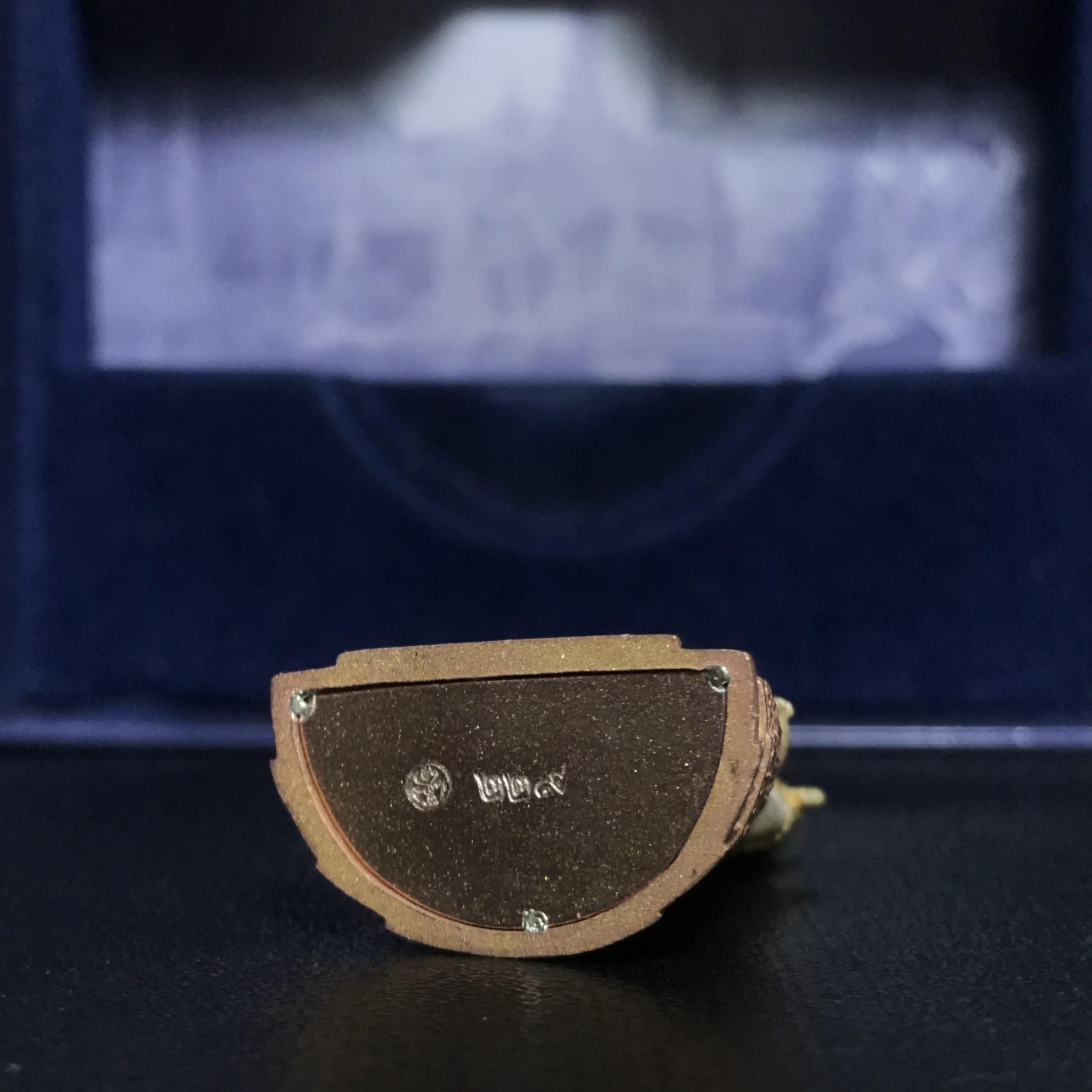 พระแก้วมรกต ภปร. ปี2547 จัดสร้างโดย รพ.ภูมิพลฯ เนื้อเงิน (3 กษัตริย์)ลอยองค์ หน้าตัก 1/2 นิ้ว(1ใน3000องค์)