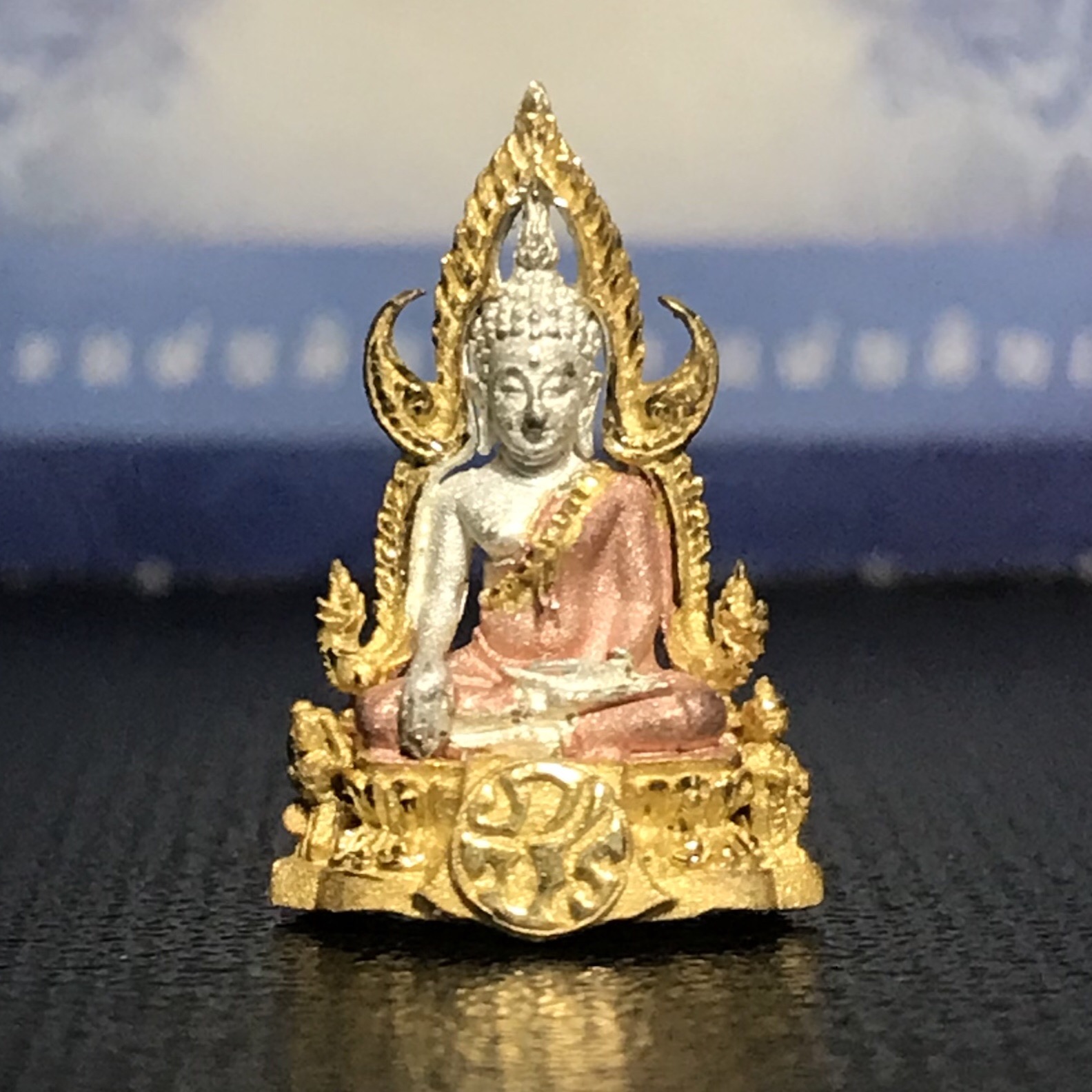 พระพุทธชินราช ภปร. โครงการ เพราะแผ่นดินนี้คือแผ่นดินเกิด เนื้อเงินชุบสามกษัตริย์ ปี2551 ขนาดหน้าตัก1/4นิ้ว (สวยงามหายาก)