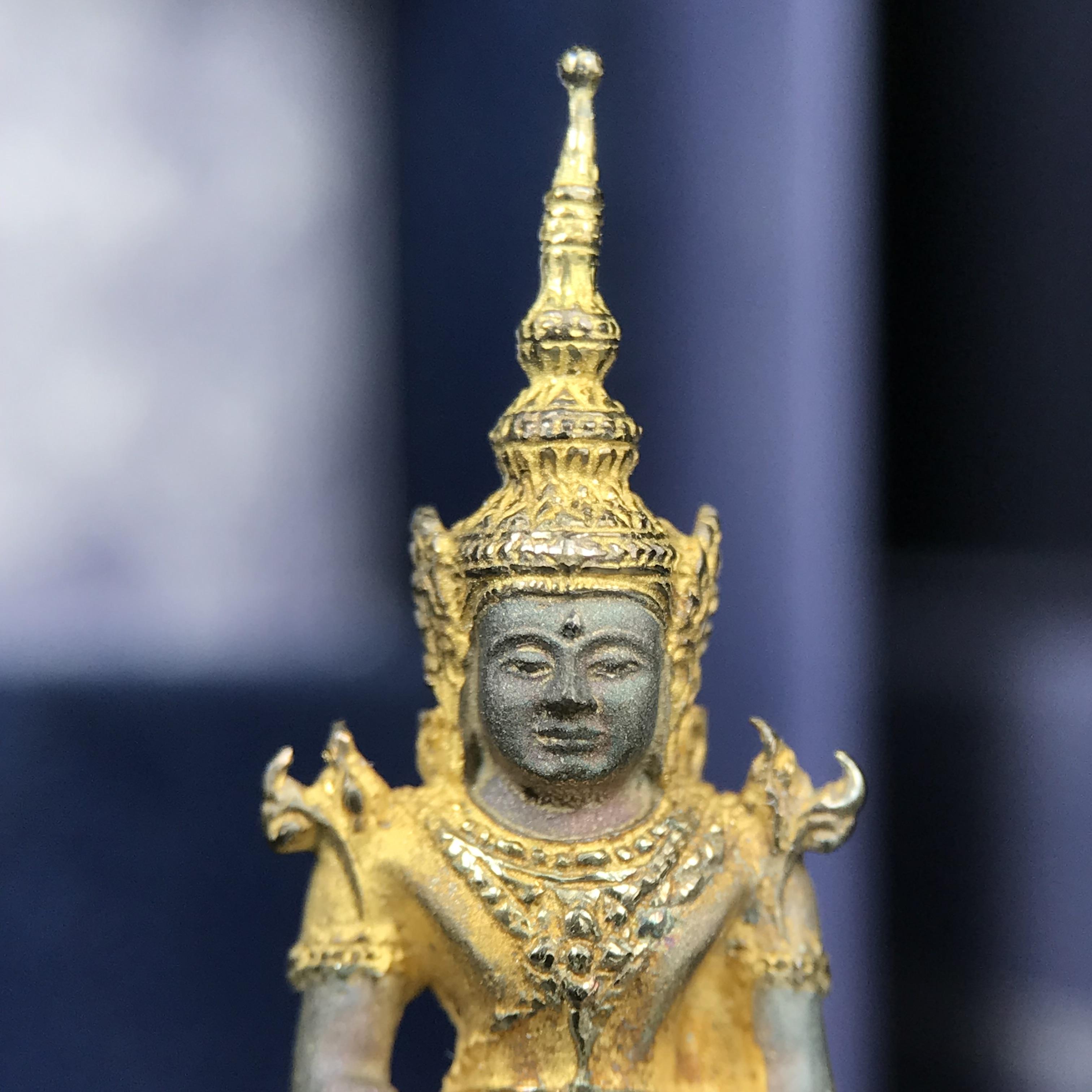 พระแก้วมรกต ภปร. ปี 2547 จัดสร้างโดยโรงพยาบาลภูมิพลอดุลยเดช เนื้อเงิน(3 กษัตริย์) ลอยองค์ หน้าตัก 1/2 นิ้ว สูง 3.7 ซม.พิธีมหามังคาภิเษก ณ พระอุโบสถวัดพระศรีรัตนศาสดาราม(วัดพระแก้ว) งดงามทรงคุณค่าอีกหนึ่งรุ่นยอดนิยม หายาก(องค์หมายเลข ๑๔๖๖)ผิวเดิมติดรุ้งสวย