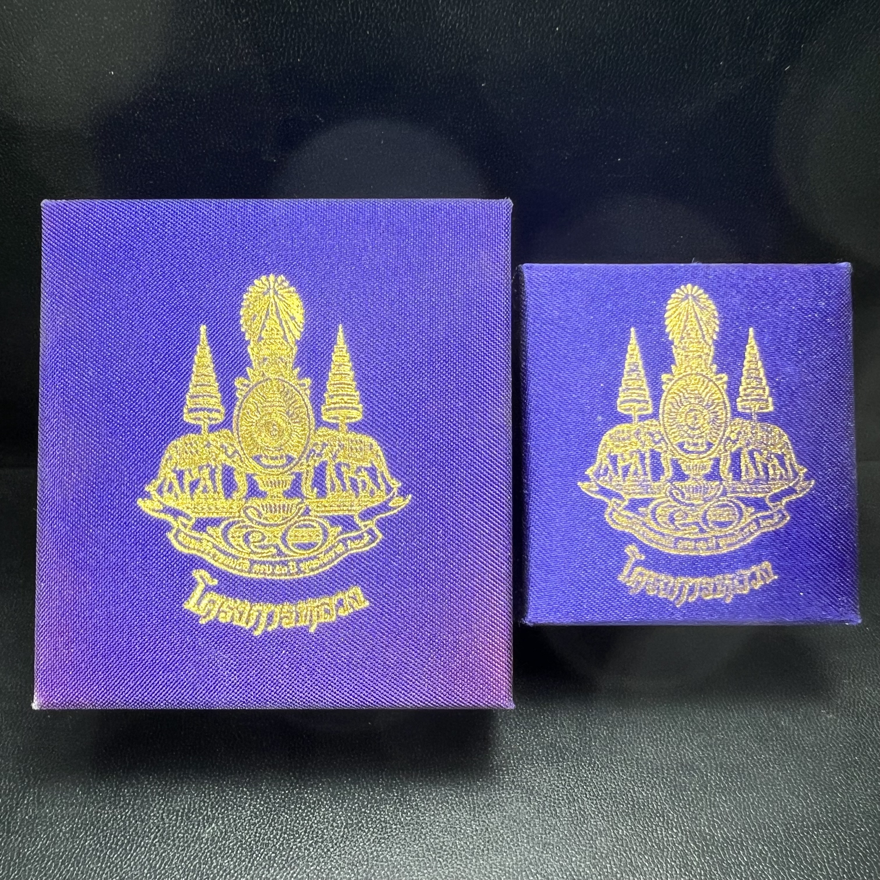 พระพุทธนวราชบพิตร พระพิมพ์จิตรลดา โครงการหลวง ปี2539 (พิมพ์ใหญ่+พิมพ์เล็ก) เนื้อเงินผิวเดิมขึ้นสีรุ่ง สวย แบบนิยมพร้อมกล่องบรรจุเดิม พิธีใหญ่ ปลุกเสกวัดพระแก้ว(1ชุด 2 องค์)