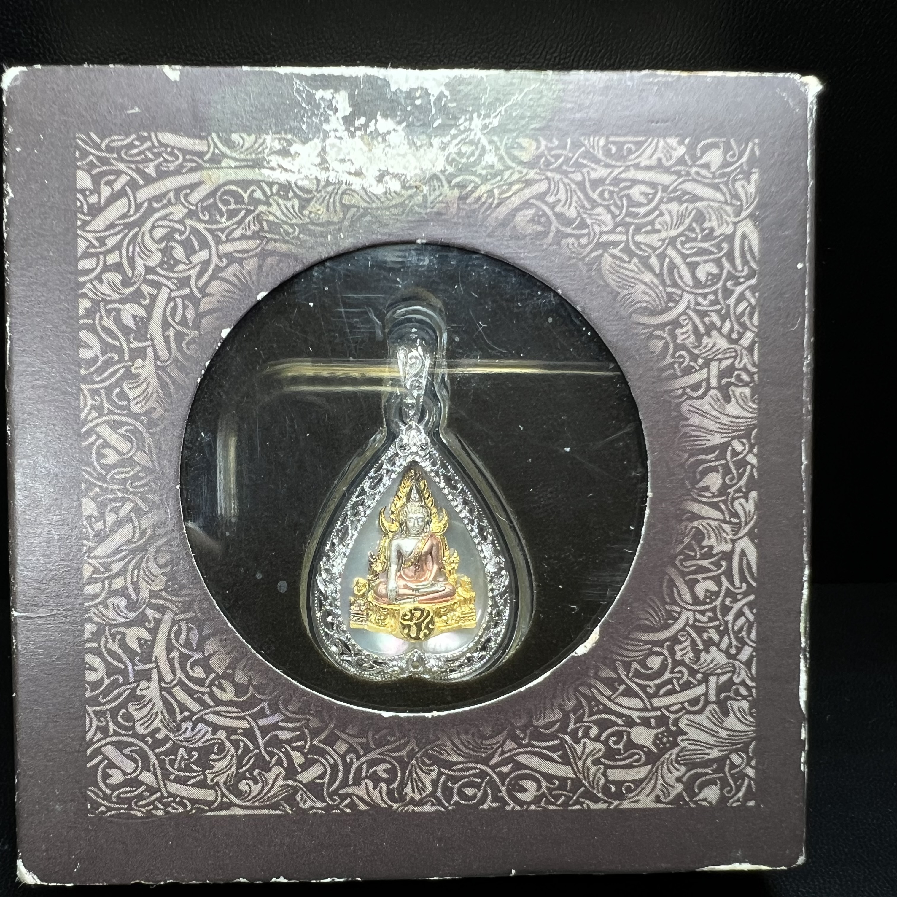 พระพุทธชินราช ภปร. โครงการ "เพราะแผ่นดินนี้ คือ แผ่นดินเกิด" ปี2548(รุ่นแรก) เหรียญทรงใบโพธิ์ ขนาด 21 x 29 มม. เนื้อเงินสามกษัตริย์ องค์พระชุบสามกษัตริย์ ล้อมด้วยกรอบเงินชุบทองคำขาวสลักเสลาเป็นลวดลายละเอียดอ่อน ส่วนพื้นองค์พระเป็นเปลือกหอยมุข