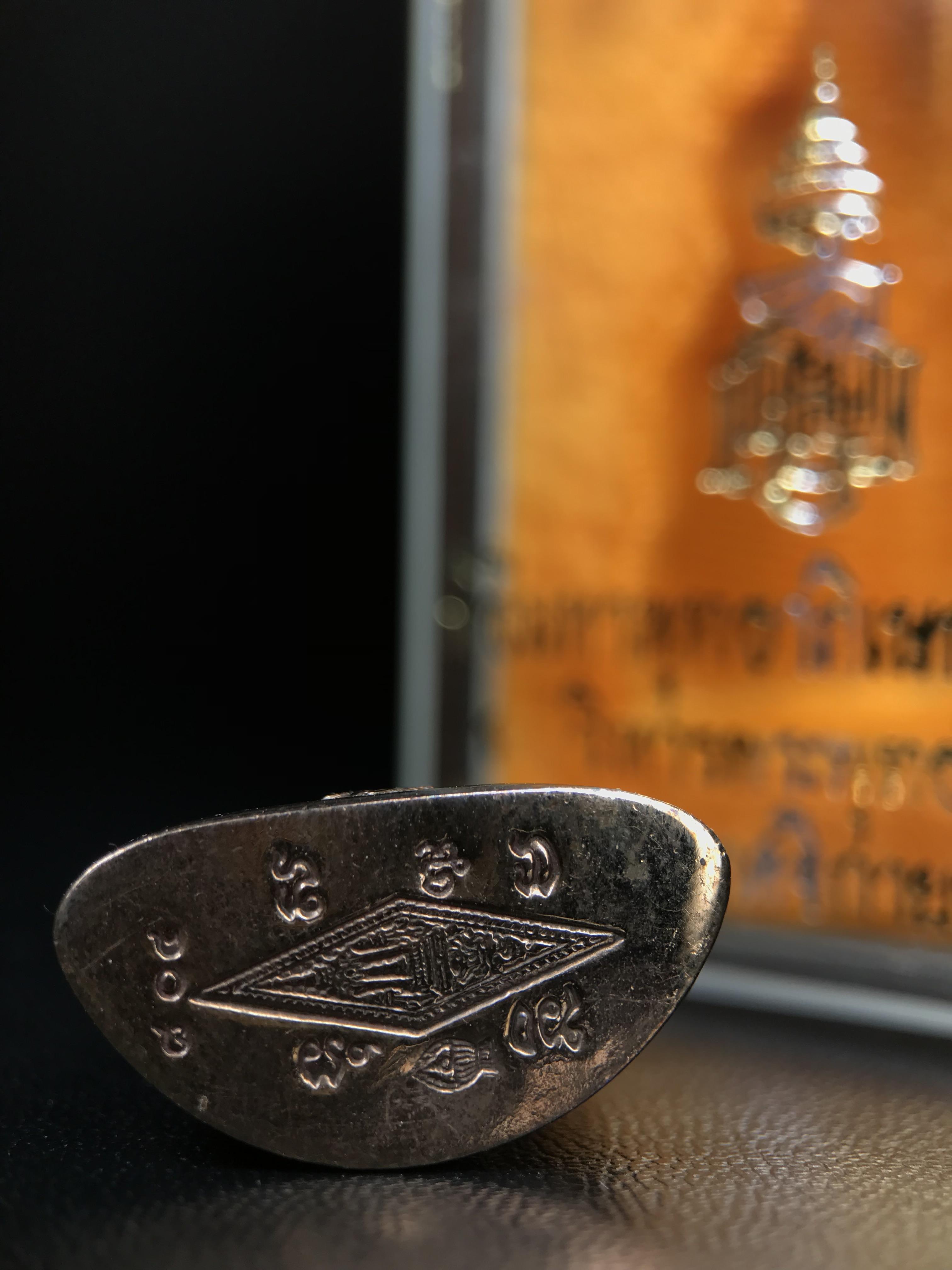 พระพุทธชินราช ญสส. วัดพระศรีมหาธาตุ จ.พิษณุโลก ปี2543 กริ่งชินราชเนื้อนวโลหะเต็มสูตร (ผสมทองคำ 2 บาท ต่อน้ำหนักเนื้อ 1 กิโลกรัม) พิธีใหญ่ รุ่นแรกและรุ่นเดียวที่ หลวงปู่หมุน ฐิตสีโล วัดบ้านจาน มาร่วมปลุกเสก(องค์หมายเลข ๘๐๔ เลขสวย)(1 ใน 2543 องค์)นิยมหายาก