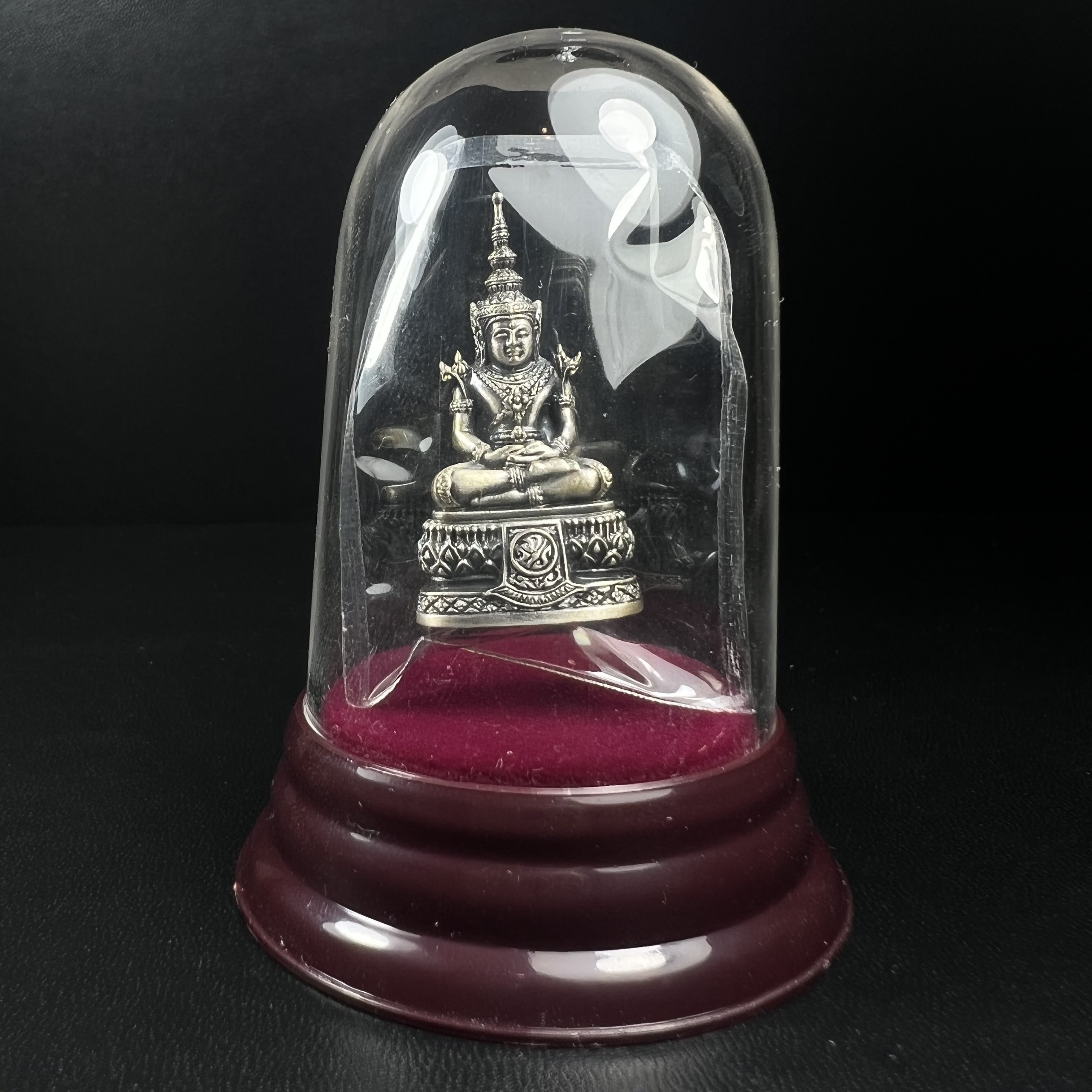 พระแก้วมรกต ภปร.(รุ่นแรก) ปี2545 รุ่นฉลองกรุงรัตนโกสินทร์ครบ 220 ปี พิมพ์ลอยองค์ใหญ่ เนื้ออัลปาก้า ชุบเงินลงดำ ขนาด 19*35 มม. พร้อมครอบตั้งโชว์เดิม องค์พระซีนซองเดิม สวยครบสมบูรณ์