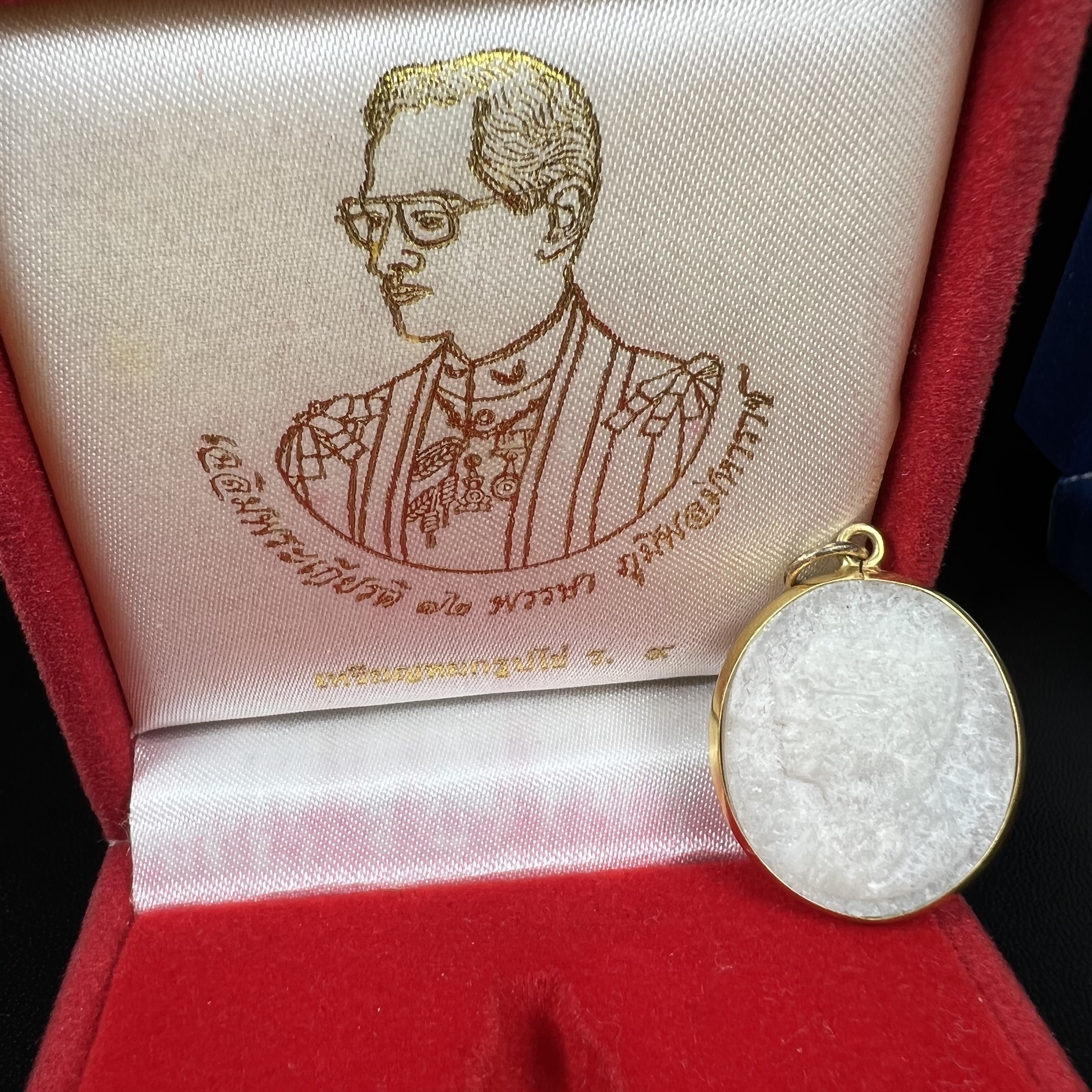 พระบรมฉายาลักษณ์ ร.9 เหรียญหยกรูปไข่เลี่ยมทองคำแท้(งานเลี่ยมเดิมจากผู้จัดสร้าง)+พระบรมฉายาลักษณ์ เหรียญคชสารหมื่นปี ร.9 หน้ากากทองคำ เฉลิมพระเกียรติ 72 พรรษา ภูมิพลมหาราช ปี 2542(1ชุด2องค์)(อีกหนึ่งวัตถุมงคลที่ระลึกของพระองค์ท่านที่พบเจอหายากมากในปัจุบัน)