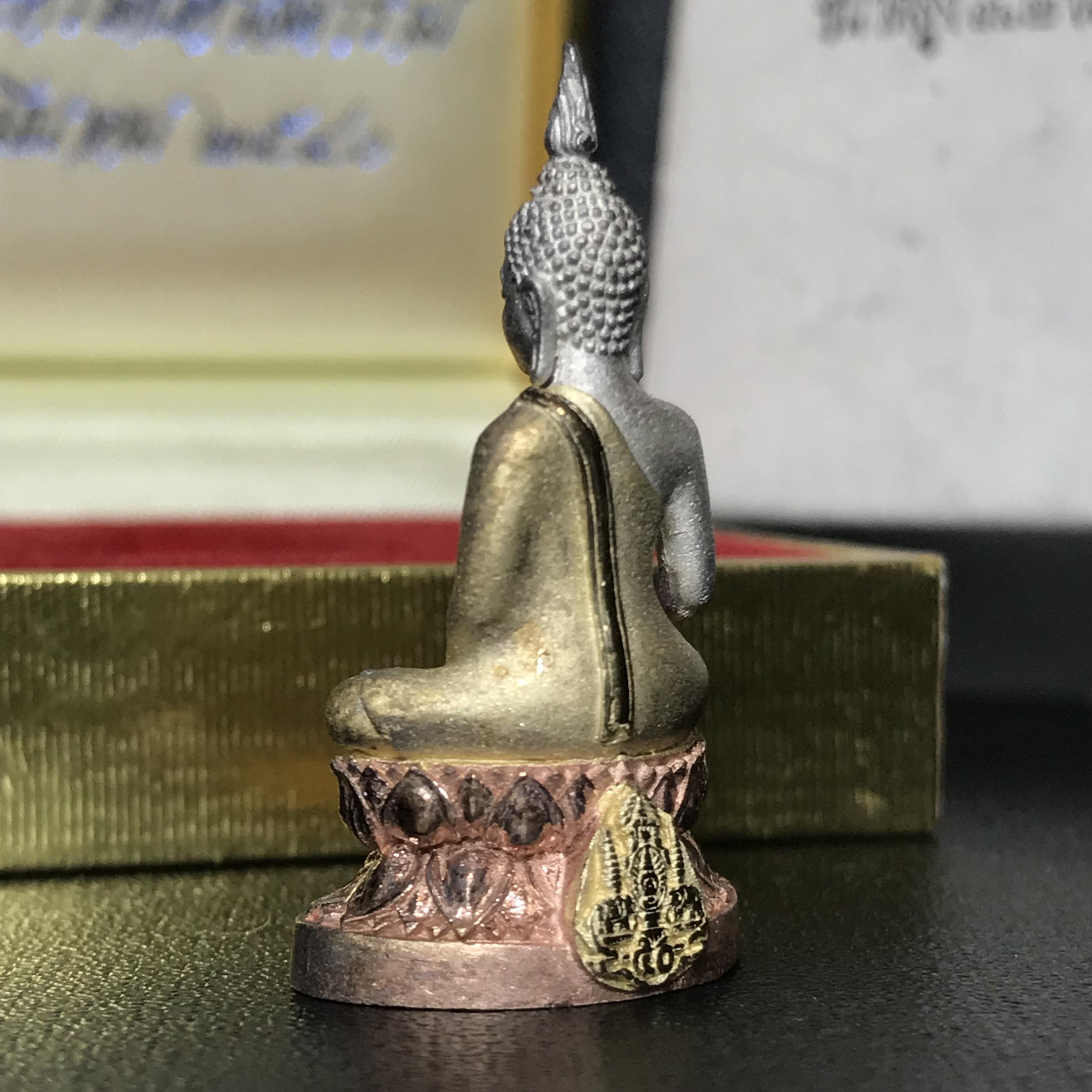 พระกริ่งพระพุทธนวราชบพิตร ครองสิริราชสมบัติครบ 50 ปี พ.ศ.2540 เนื้อเงินสามกษัตริย์ สวยครบสมบูรณ์