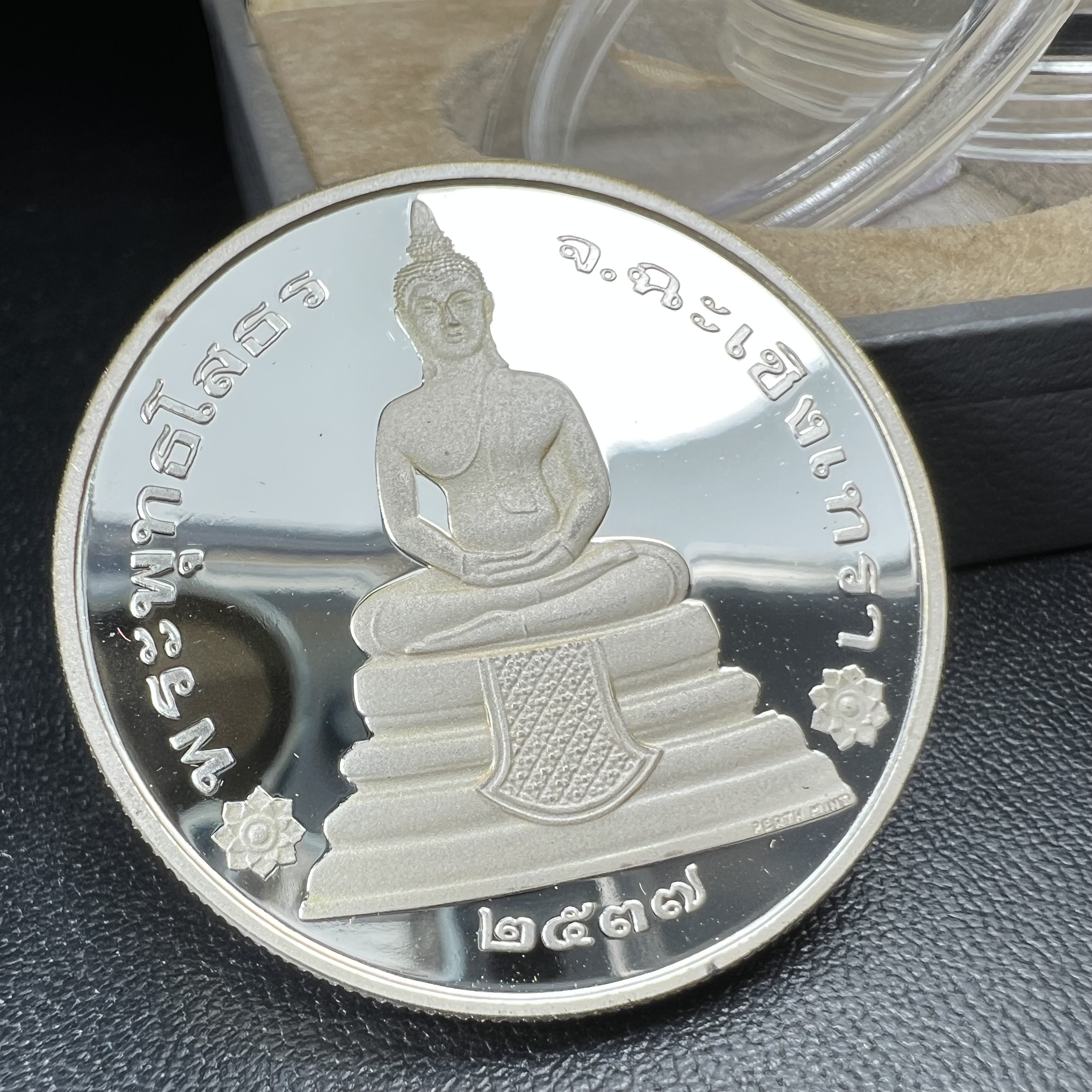 เหรียญพระพุทธโสธร รุ่นนานาชาติ(รุ่นแรก) วัดโสธรวรารามวรวิหาร ปี 2537 พิมพ์โสธรสองหน้า เนื้อเงินขัดเงา ขนาด 3.2 มม. จากโรงงานกษาปณ์เพิร์ธ ประเทศออสเตรเลีย(PERTH MINT AUSTRALIA) อันโด่งดังระดับโลก สภาพสวยพร้อมกล่องเดิมครบสมบูรณ์ (1 ใน 5000 เหรียญ)