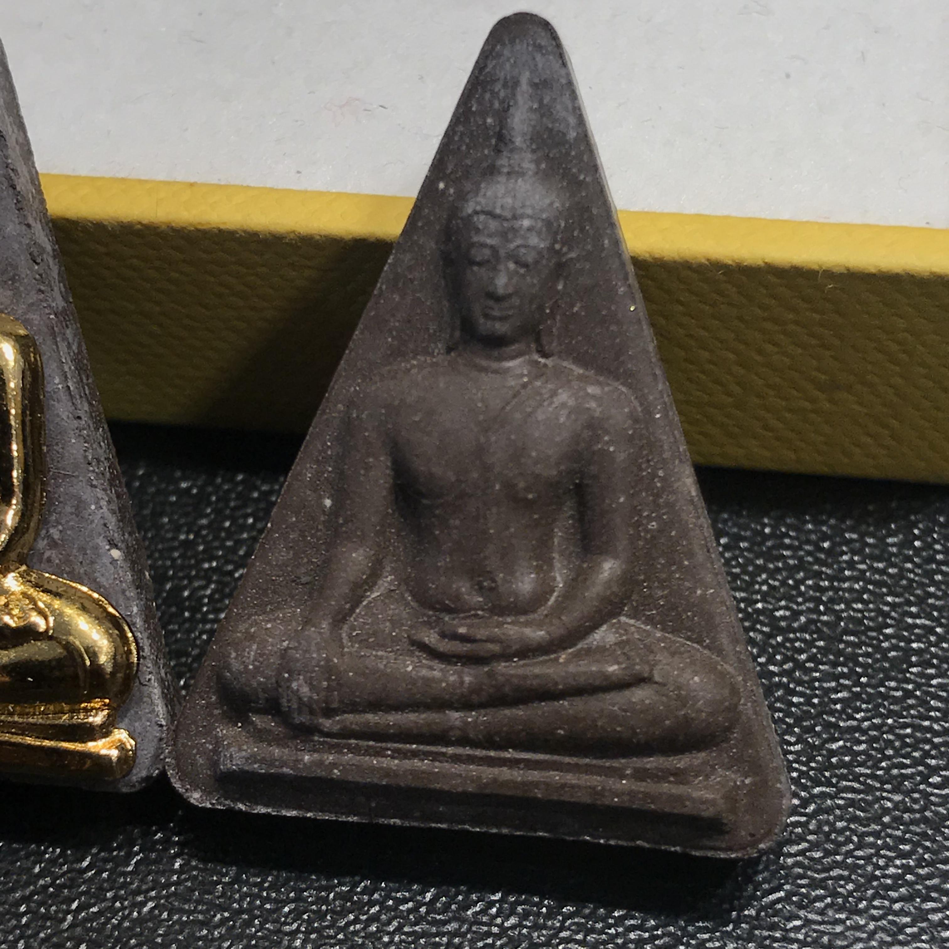 พระพุทธมหาสุวรรณปฏิมากร (หลวงพ่อทองคำ)ตราสัญลักษณ์ 80 พรรษารัชกาลที่9 วัดไตรมิตรวิทยาราม กรุงเทพฯ ปี2550(รวม2องค์)