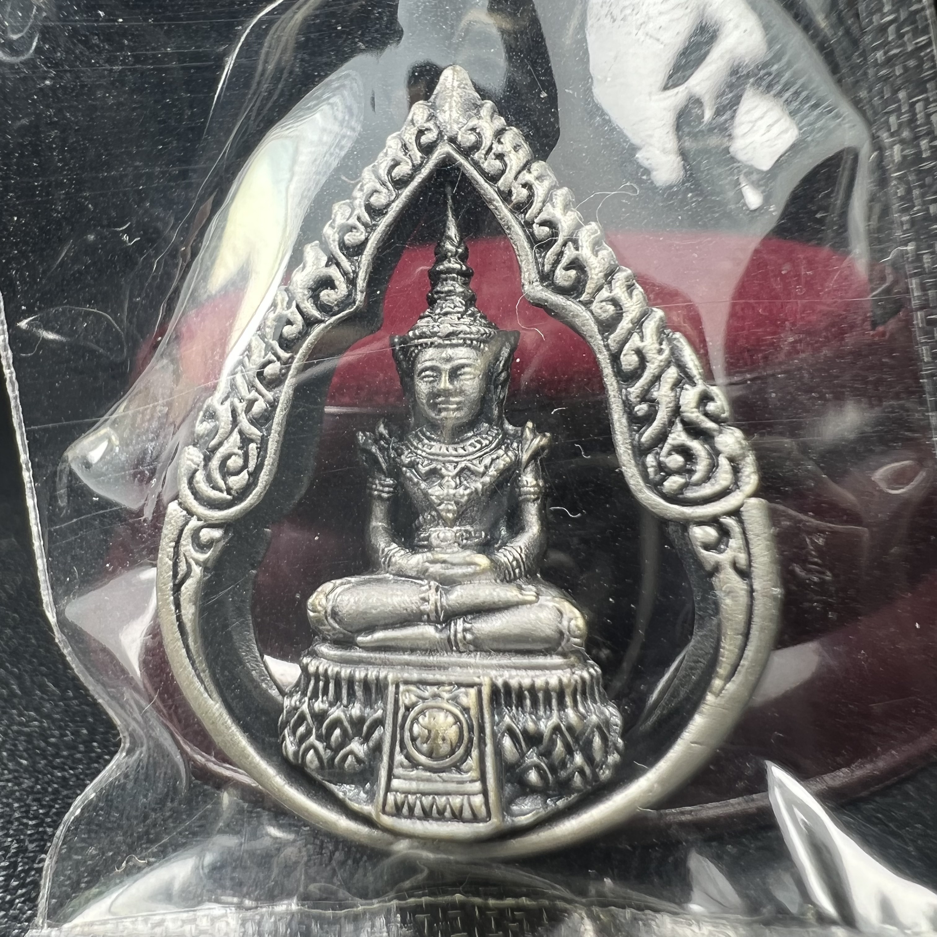 พระแก้วมรกต ภปร.(รุ่นแรก) ปี2545 รุ่นฉลองกรุงรัตนโกสินทร์ครบ 220 ปี พิมพ์ลอยองค์ทรงหยดน้ำ เนื้ออัลปาก้า ชุบเงินลงดำ ขนาด 18*27 มม. พร้อมครอบตั้งโชว์เดิม องค์พระซีนซองเดิม สวยครบสมบูรณ์