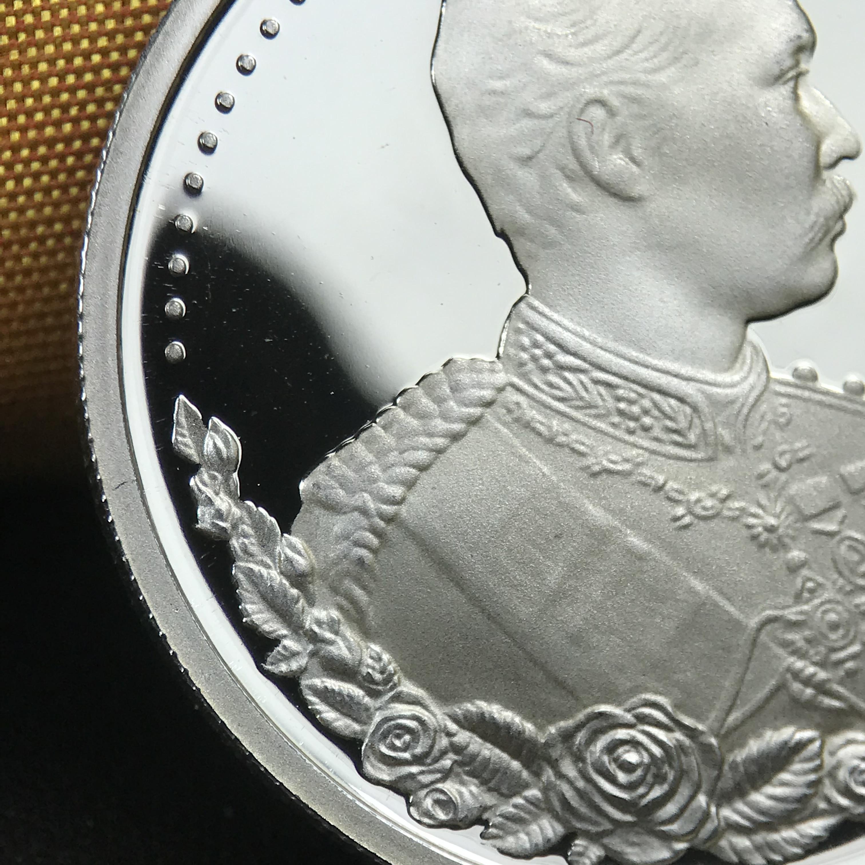 เหรียญรัชกาลที่ 5 หลัง 12 นักษัตริย์ รุ่นมหาลาภ ปี 2539 เนื้อเงินขัดเงา บล็อกนอก(เพิร์ธ)ออสเตรเรีย ขนาด 3.2 ซ.ม. กล่องบรรจุเดิมครบสมบูรณ์สวยงาม พิธีพุทธาภิเษก ณ.พระอุโบสถ วัดพระแก้ว สมเด็จพระญาณสังวร สมเด็จพระสังฆราช เป็นประธานพิธี