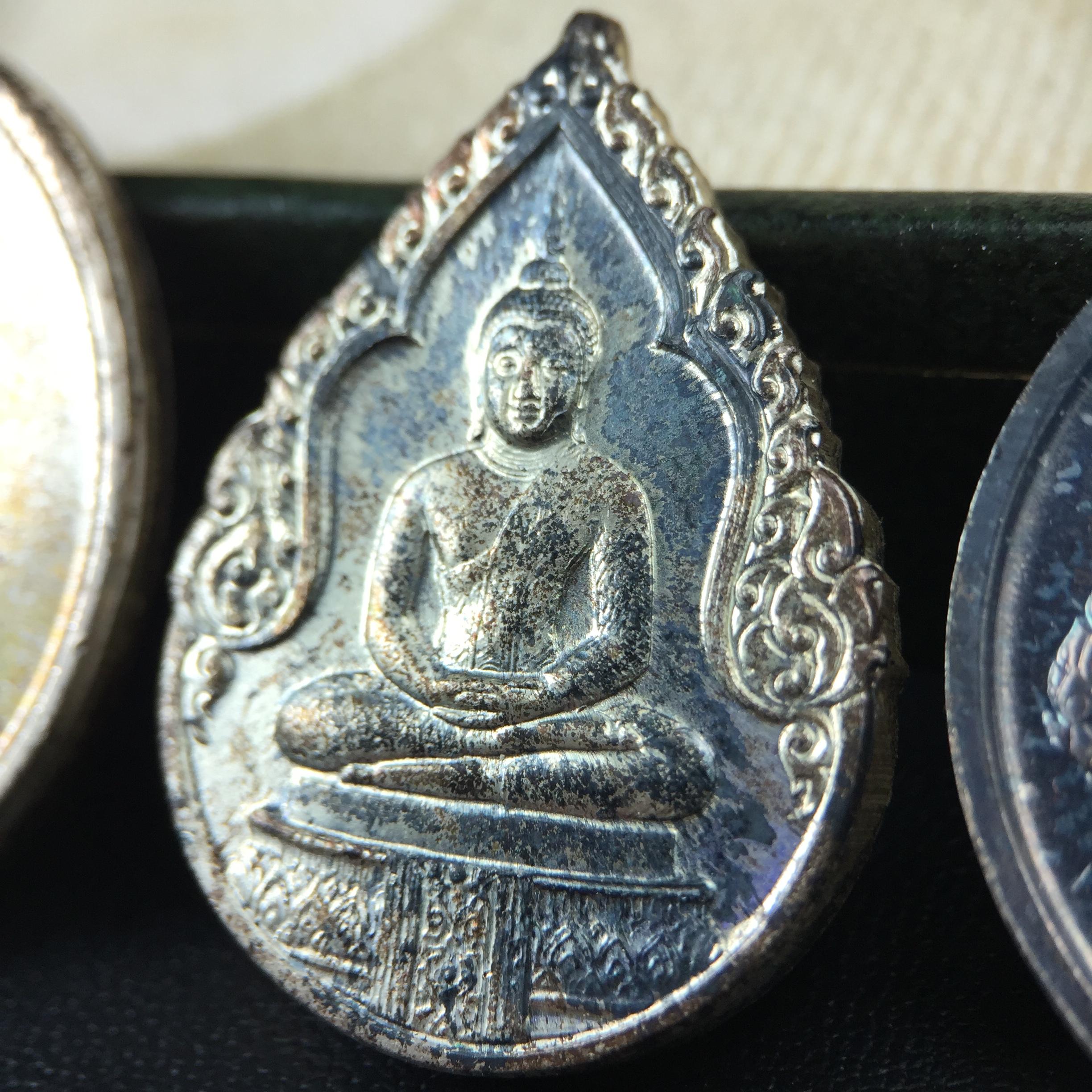 เหรียญพระแก้วมรกตหลัง ภปร. ฉลองกรุงรัตนโกสินทร์ครบ 200 ปี พ.ศ.2525 เนื้อเงิน(ผิวเดิม สวย)กล่องบรรจุเดิมครบ3พิมพ์(บล็อกพระราชศรัธา)(ในหลวงรัชกาลที่9 เสด็จในพิธี)ชอบเก็บแบบผิวเดิมๆชุดนี้เลยแนะนำ ผิวเดิมสวยมาก เสน่ห์พระเนื้อเงิน