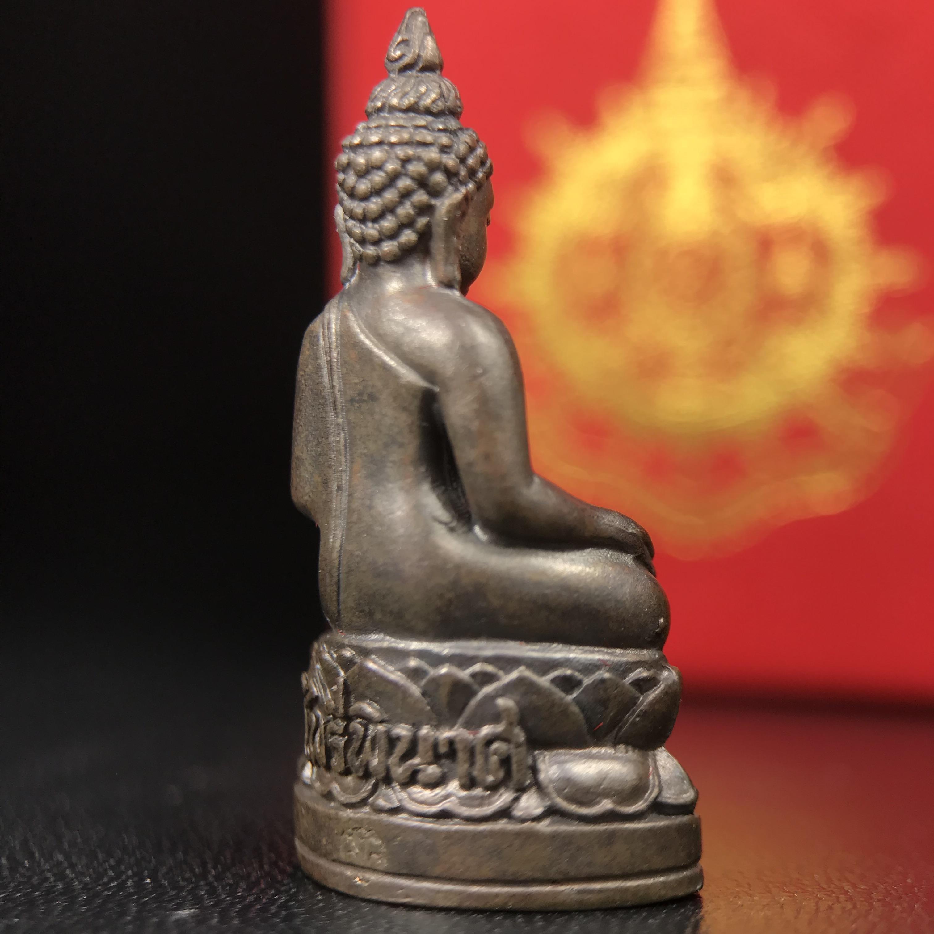 พระกริ่งไพรีพินาศ บรรจุเหล็กไหล ครั้งแรกและครั้งเดียวในประวัติศาสตร์ เฉลิมพระเกียรติ พระบาทสมเด็จพระเจ้าอยู่หัวรัชกาลที่9 พระชนมพรรษา 6 รอบ ปี2542 เนื้อนวโลหะผสมทองคำ(บรรจุเหล็กไหล)ดีนอก-ดีใน พิธีใหญ่ มวลสารเด่น (หายาก)