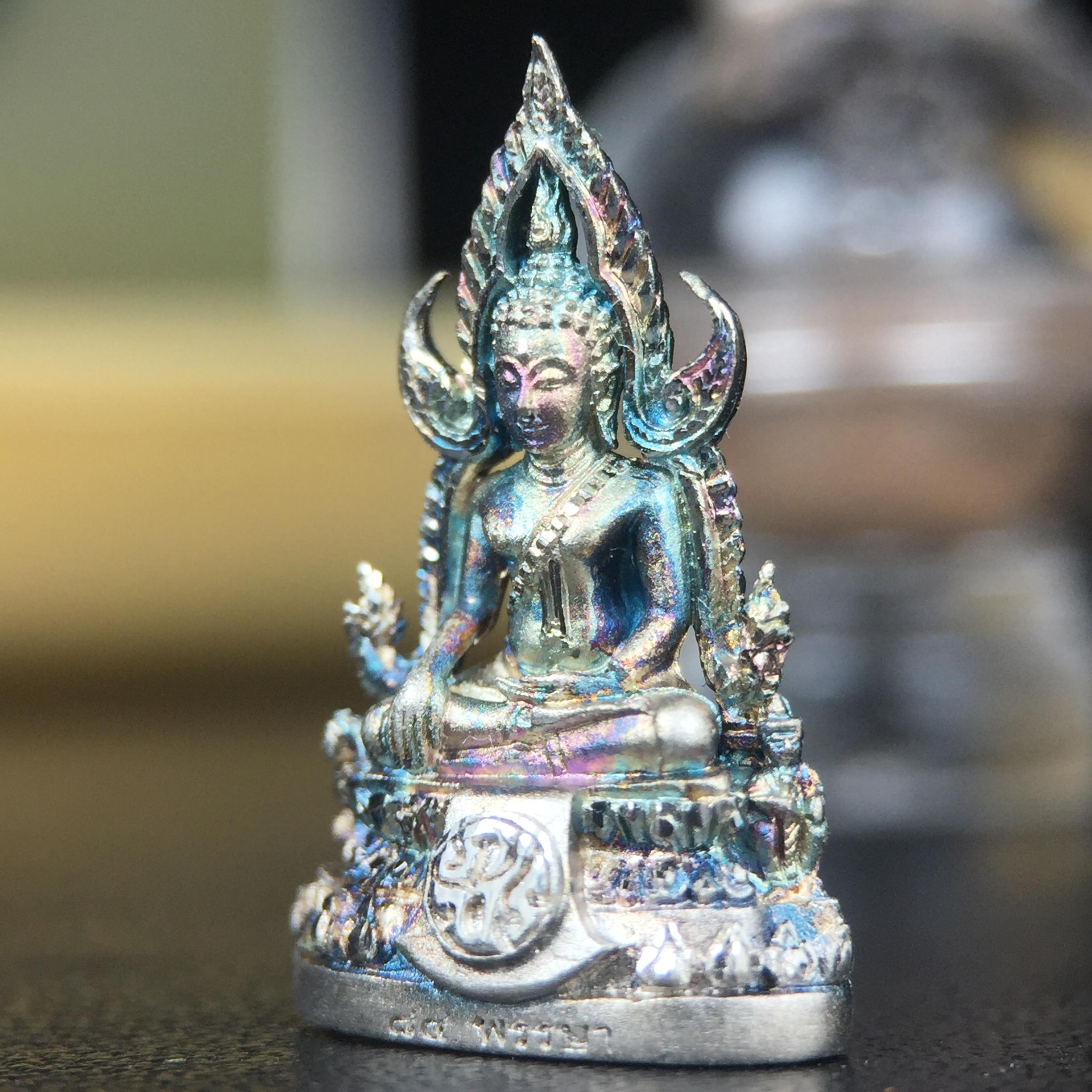 พระพุทธชินราช(จำลอง) ภปร. 84 พรรษา เนื้อเงินชุบทองคำขาว พิมพ์เล็กขนาดหน้าตัก 1/4 นิ้ว (สภาพผิวเดิมสวย ขึ้นสีรุ้งธรรมชาติ แบบนิยม)(พระราชทานมวลสาร จิตรลดาและเส้นพระเจ้า(เส้นผม))พุทธศิลป์ทรงคุณค่าอีกหนึ่งรุ่นยอดนิยม