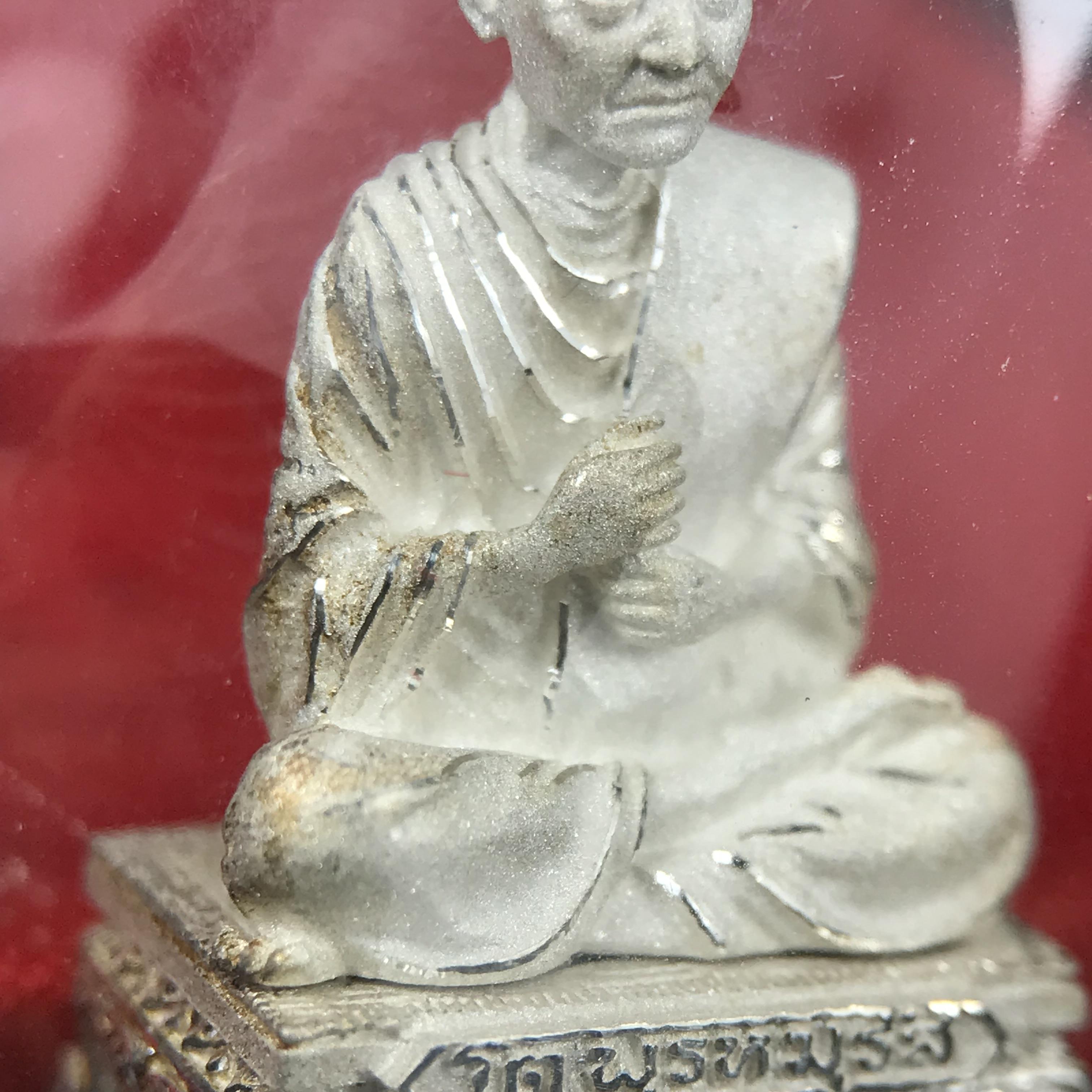 สมเด็จพุฒาจารย์ (โต พรหมรังสี) อนุสรณ์ 128 ปี สมเด็จพระญาณสังวร สมเด็จพระสังฆราช ทรงเมตตาอธิฐานจิต ปี 2543 มหาพุทธาภิเษก 3วาระ รูปเหมือนลอยองค์พิมพ์ใหญ่เนื้อเงิน ขนาด 1.5 x 2.5 ซม. ทรงคุณค่าทั้งด้านความงานด้านพุทธศิลป์ และพุทธคุณ