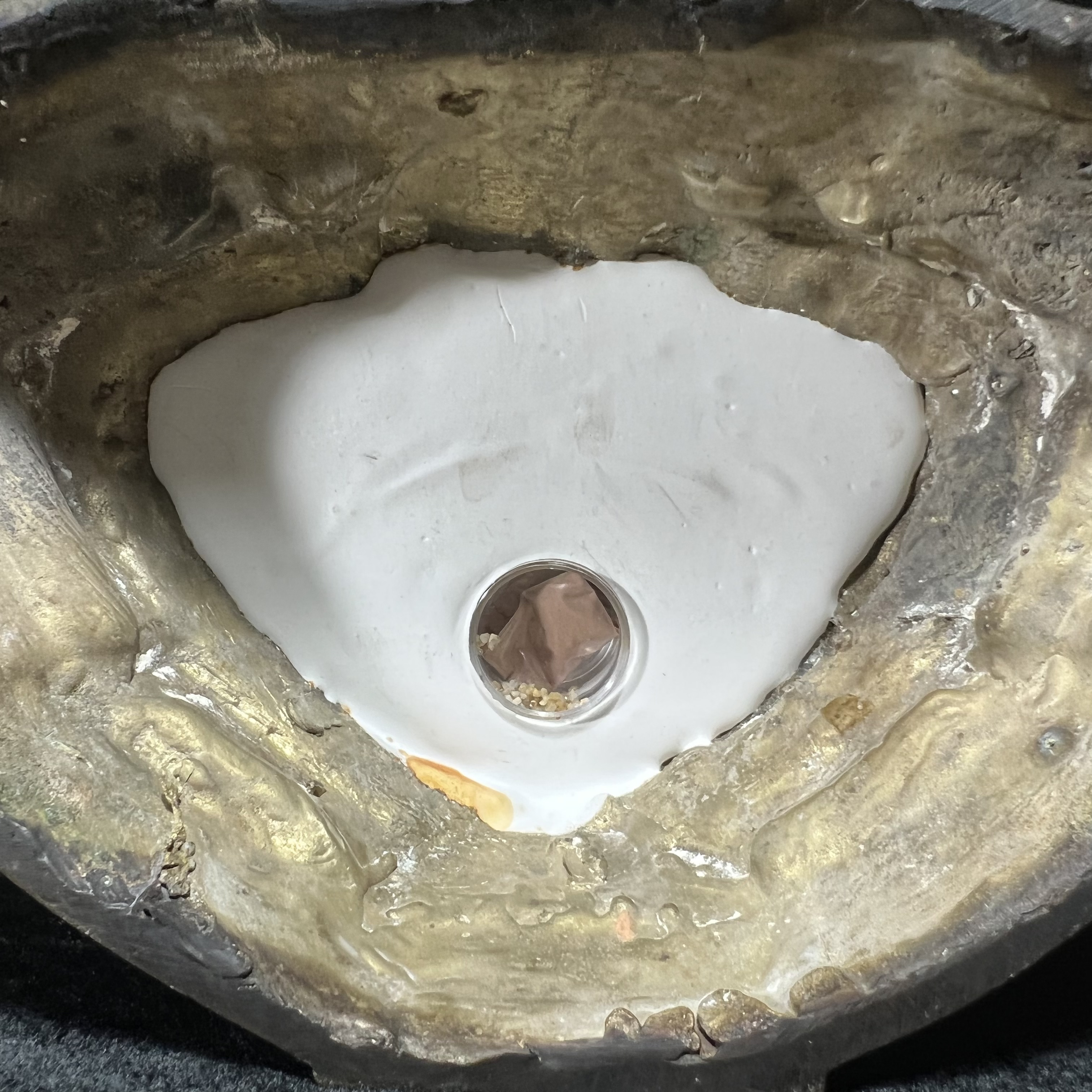 พระพุทธสิทธัตถศาสดา 100 ปี กรมบัญชีกลาง พ.ศ.2533(รุ่นแรก) เนื้อโลหะสำริด รมมันปู หน้าตัก 5.9 นิ้ว (พิธีใหญ่ ศิลป์สวย หายาก)(พระราชทานเม็ดพระธาตุ บรรจุมวลสารใต้ฐานองค์พระ)องค์หมายเลข 63(ผลรวมได้ 9 เลขมหามงคลเจริญก้าวหน้าในทุกด้าน)