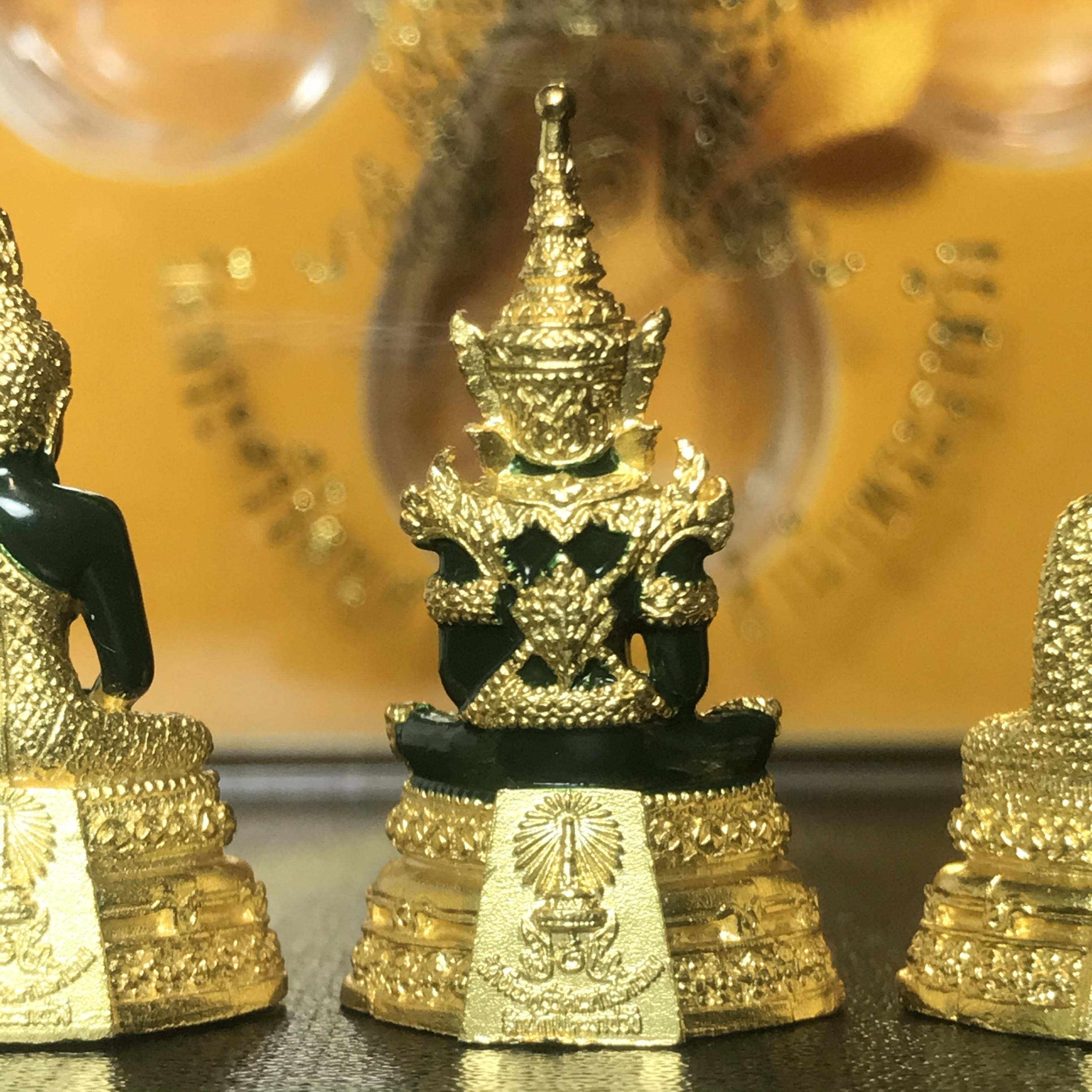 พระพุทธมหามณีรัตนปฏิมากร(พระแก้วมรกต) วัดพระศรีรัตนศาสดาราม สำนักพระราชวัง จัดสร้าง ชุด3 ฤดู ร้อน ฝน หนาว(บรรจุมวลสารใต้ฐาน)