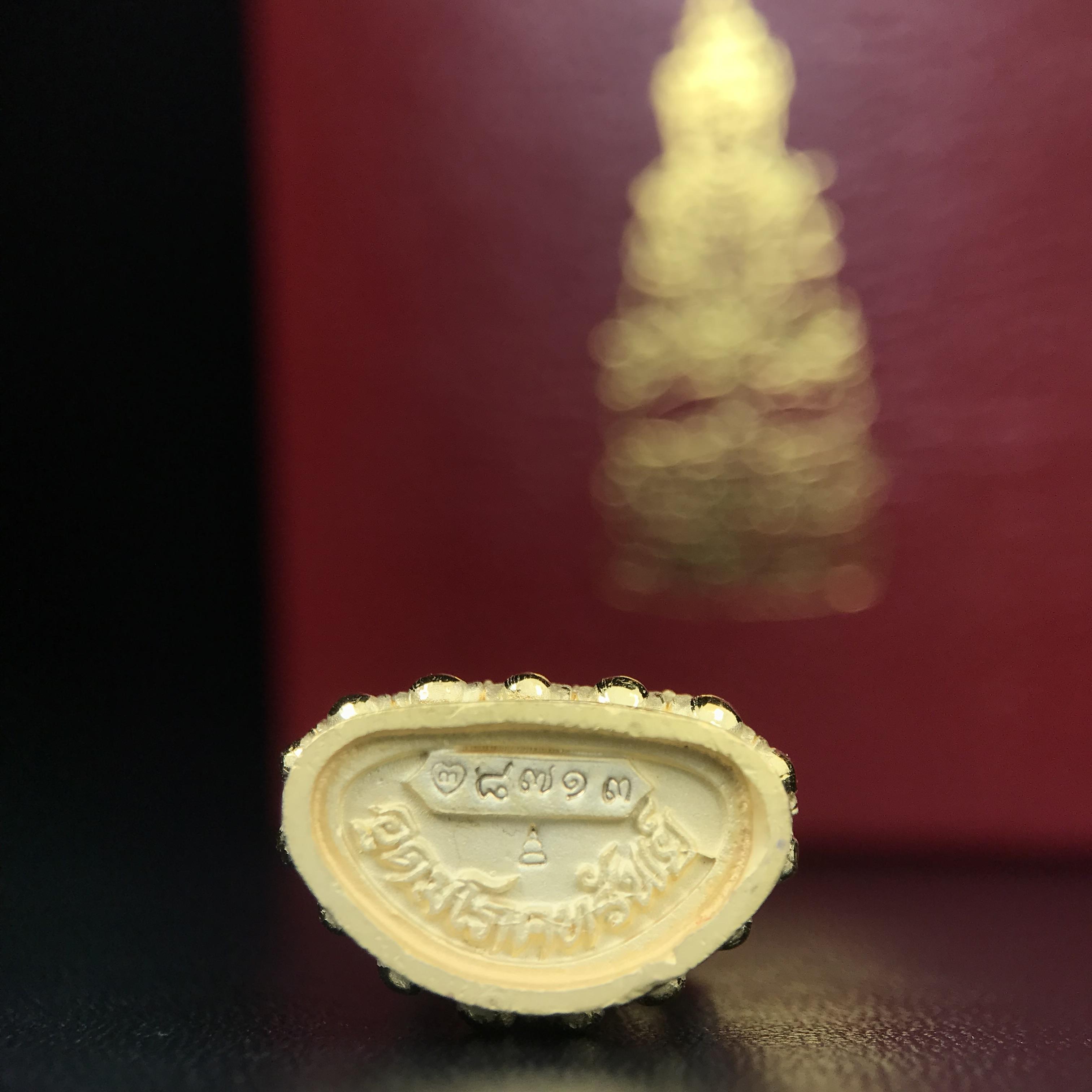 พระกริ่งอวโลกิเตศวร ( เจ้าแม่กวนอิม ) วัดโพธิ์แมนคุณาราม รุ่นอุดมโภคทรัพย์ พ.ศ.2539 เนื้อเงิน 3 กษัตริย์ ผิวสวยเดิมพร้อมกล่องบรรจุเดิม (อีกหนึ่งรุ่นยอดนิยม พุทธศิลป์สวยงดงาม)