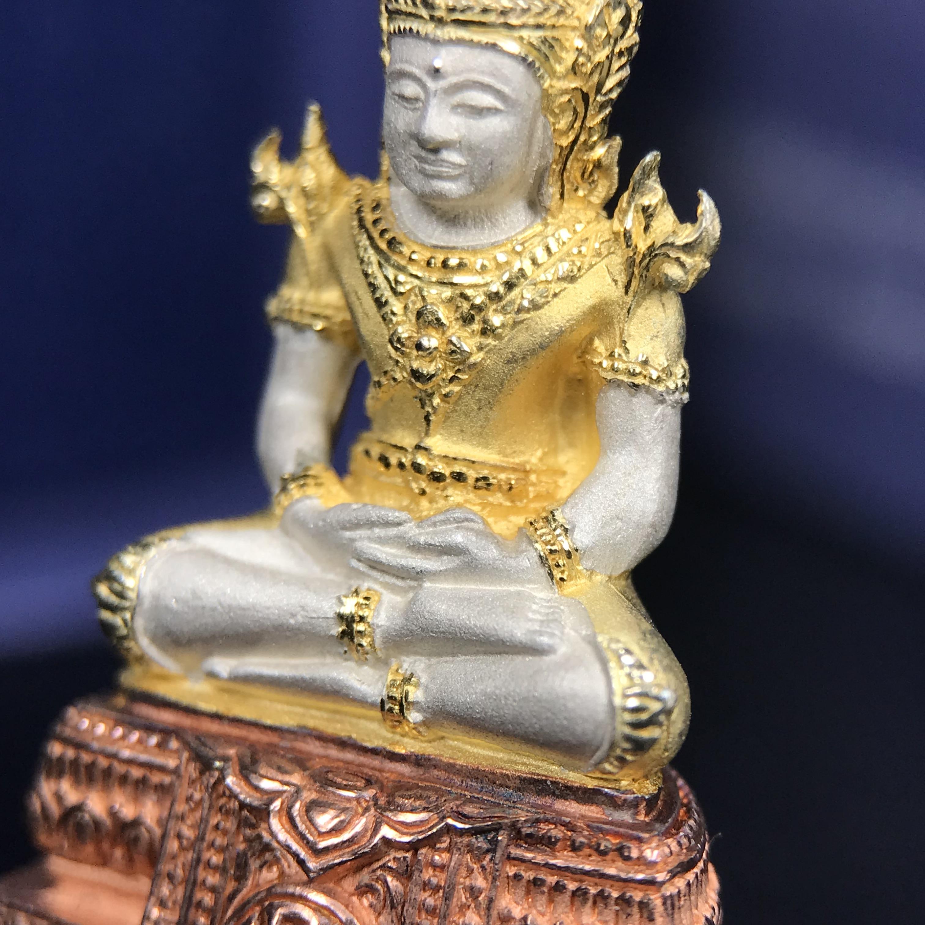 พระแก้วมรกต ภปร. ปี 2547 จัดสร้างโดยโรงพยาบาลภูมิพลอดุลยเดช เนื้อเงิน(3 กษัตริย์) ลอยองค์ หน้าตัก 1/2 นิ้ว สูง 3.7 ซม.พิธีมหามังคาภิเษก ณ พระอุโบสถวัดพระศรีรัตนศาสดาราม(วัดพระแก้ว) งดงามทรงคุณค่าอีกหนึ่งรุ่นยอดนิยม หายาก(องค์หมายเลข ๑๘๒๓)