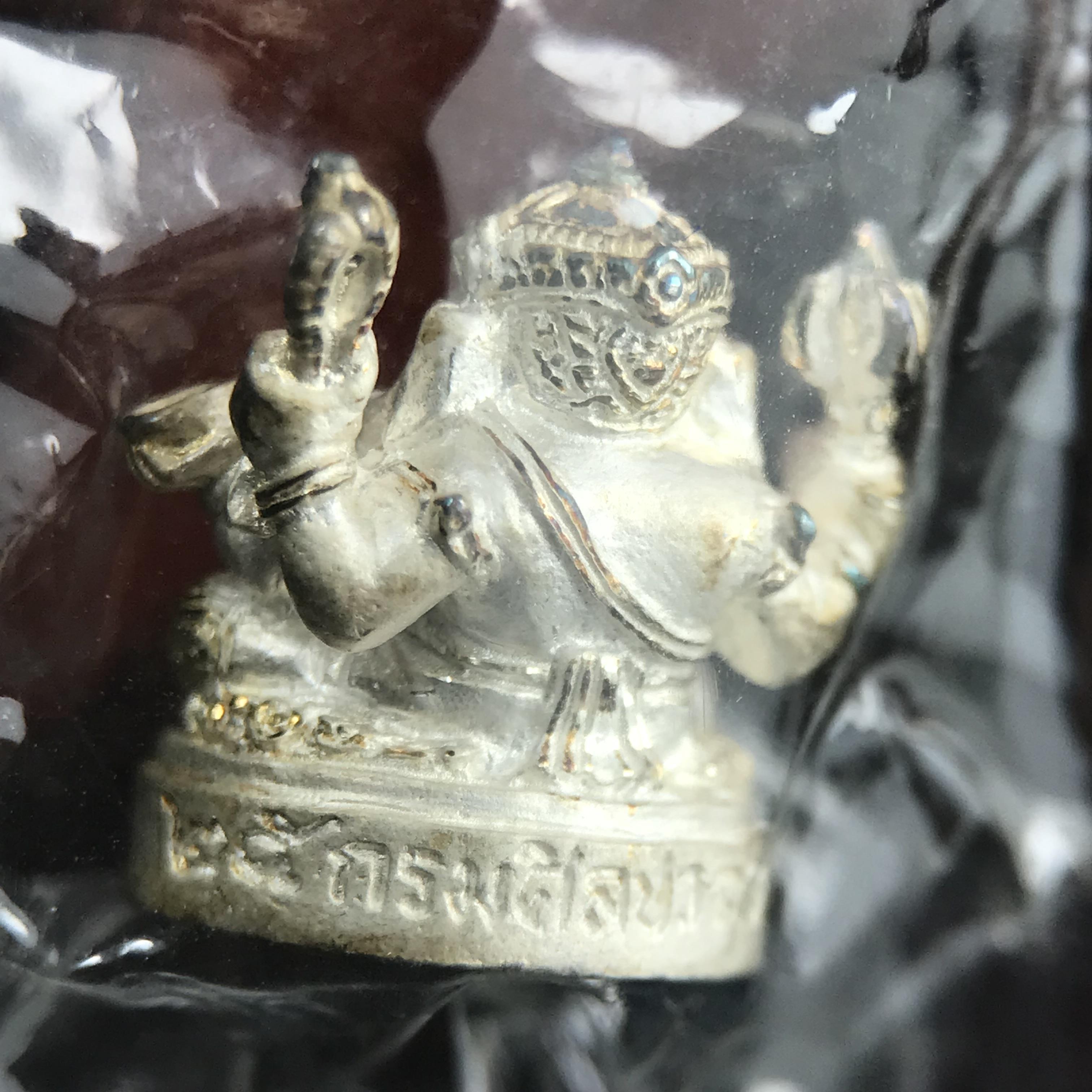 พระพิฆเนศ พิมพ์ลอยองค์ รุ่นแรก กรมศิลปากร ปี 2540 เนื้อเงิน ผิวเดิมติดรุ้งๆ(ซีนซองเดิมพร้อมกล่องไม้และกล่องกระดาษครบชุด)พิธีใหญ่ เข้มขลัง มวลสารศักดิ์สิทธิ์ (เทพเจ้าแห่งความสำเร็จและศิลปวิทยาการ)ยอดนิยมหายาก