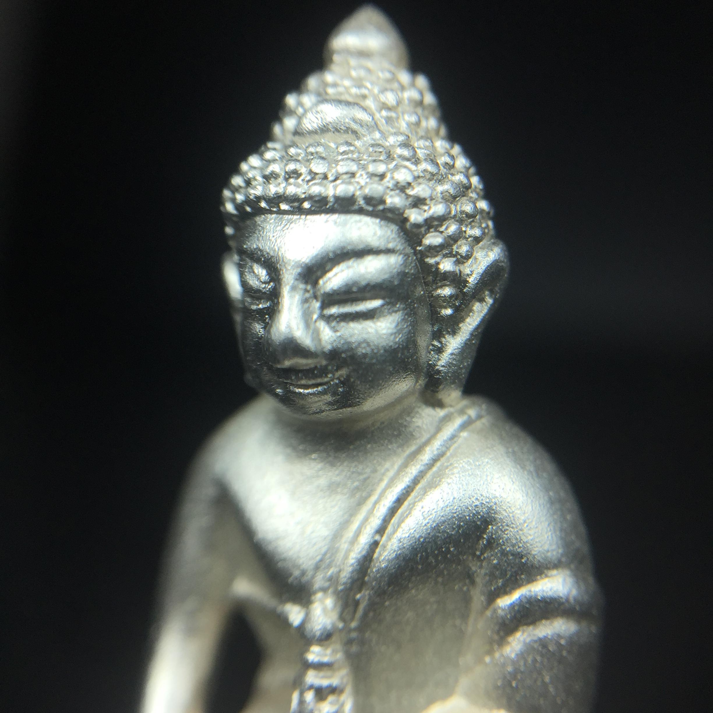 พระกริ่งสมเด็จญาณ วัดบวรนิเวศวิหาร เนื้อเงินบริสุทธิ์ 92.5% ตรากาญจนาภิเษกทองคำ(เนื้อทองคำแท้) พระราชทานแจกเมื่อ 3 ตุลาคม 2538 จัดสร้างในวโรกาส สมเด็จพระญาณสังวร สมเด็จพระสังฆราช ฉลองพระชนมายุครบ 82 พรรษา และฉลองครองราชสมบัติครบ 50 ปี รัชกาลที่ 9(หายาก)