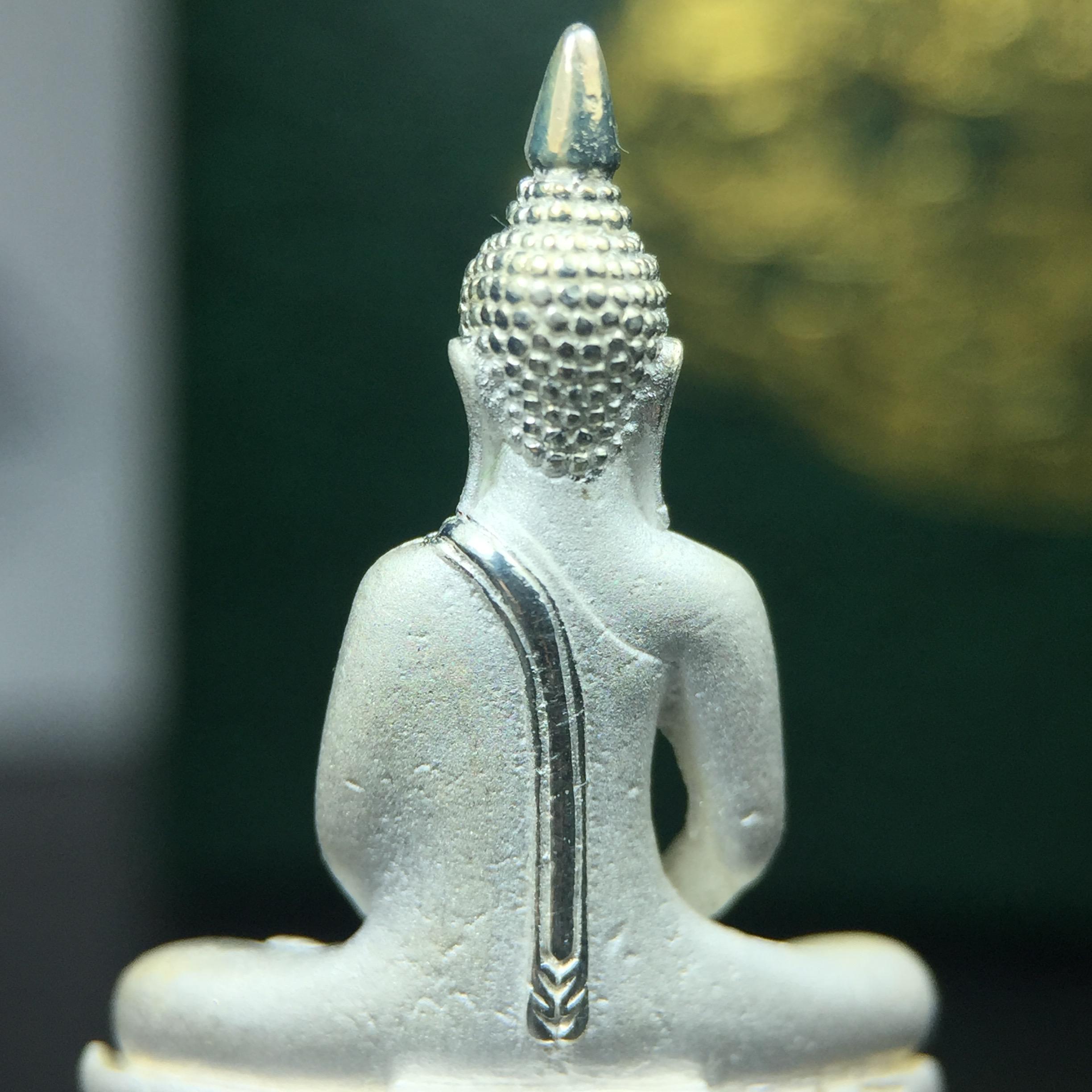 พระพุทธโสธร ภปร. รุ่นย้อนยุค สร้างพระอุโบสถ สมาคมชาวฉะเชิงเทรา จัดสร้าง ปี 2539 วโรกาสครองสิริราชสมบัติครบ 50 ปี เนื้อเงินทรายนวลขัดเงาบางส่วน พร้อมกล่องบรรจุและใบรับรองเดิม