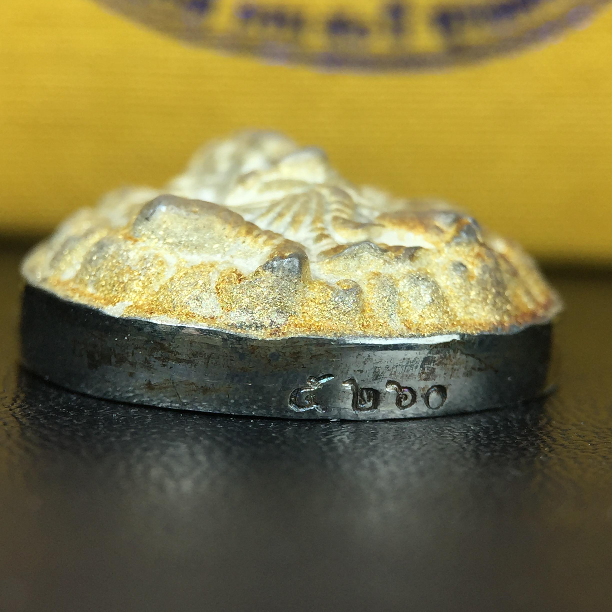 เหรียญพระพิฆเนศวร ญสส. ชุดกาญจนาภิเษกครองราชย์ 50 ปี พุทธศักราช 2538 พิมพ์ใหญ่(2.9 ซม.) เนื้อเงินผิวเดิมขึ้นสีรุ้งงดงามธรรมชาติสร้างสรรค์ สภาพสวยเดิมพร้อมกล่องบรรจุเดิม ตอกโค๊ดหมายเลขกำกับ(1ใน 5539องค์)