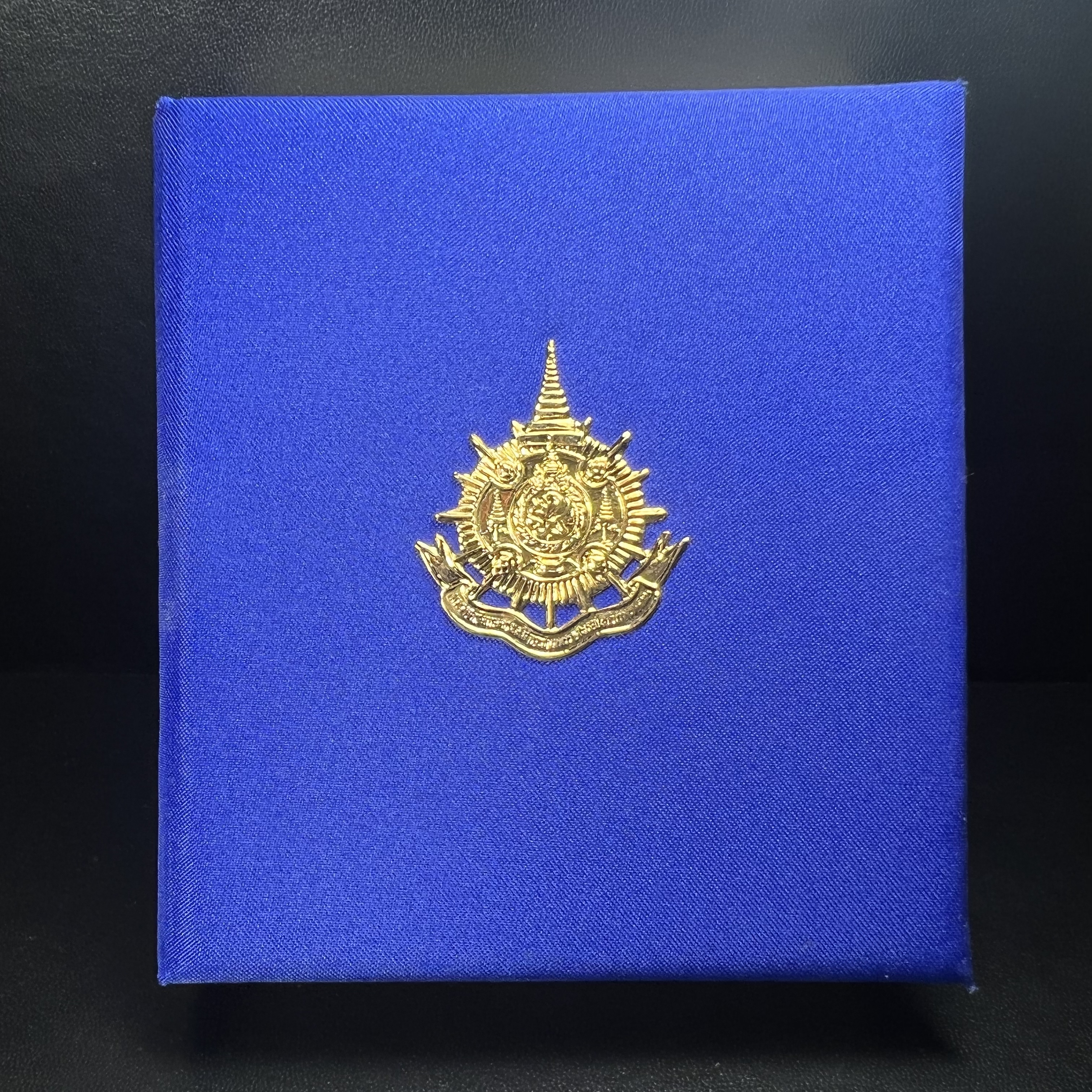 พระพุทธชินราช ภปร. ในวโรกาสพระราชพิธีมหามงคล เฉลิมพระชนมายุ6รอบ 5ธันวาคม2542 มูลนิธิพิทักษ์ดวงตาประชาชน จัดสร้าง เนื้อเงินบริสุทธิ์ 99.9% แบบสามกษัตริย์ขัดเงาบางส่วน พิมพ์ใหญ่ ขนาดสูง 3.4 ซม. พร้อมกล่องบรรจุเดิม