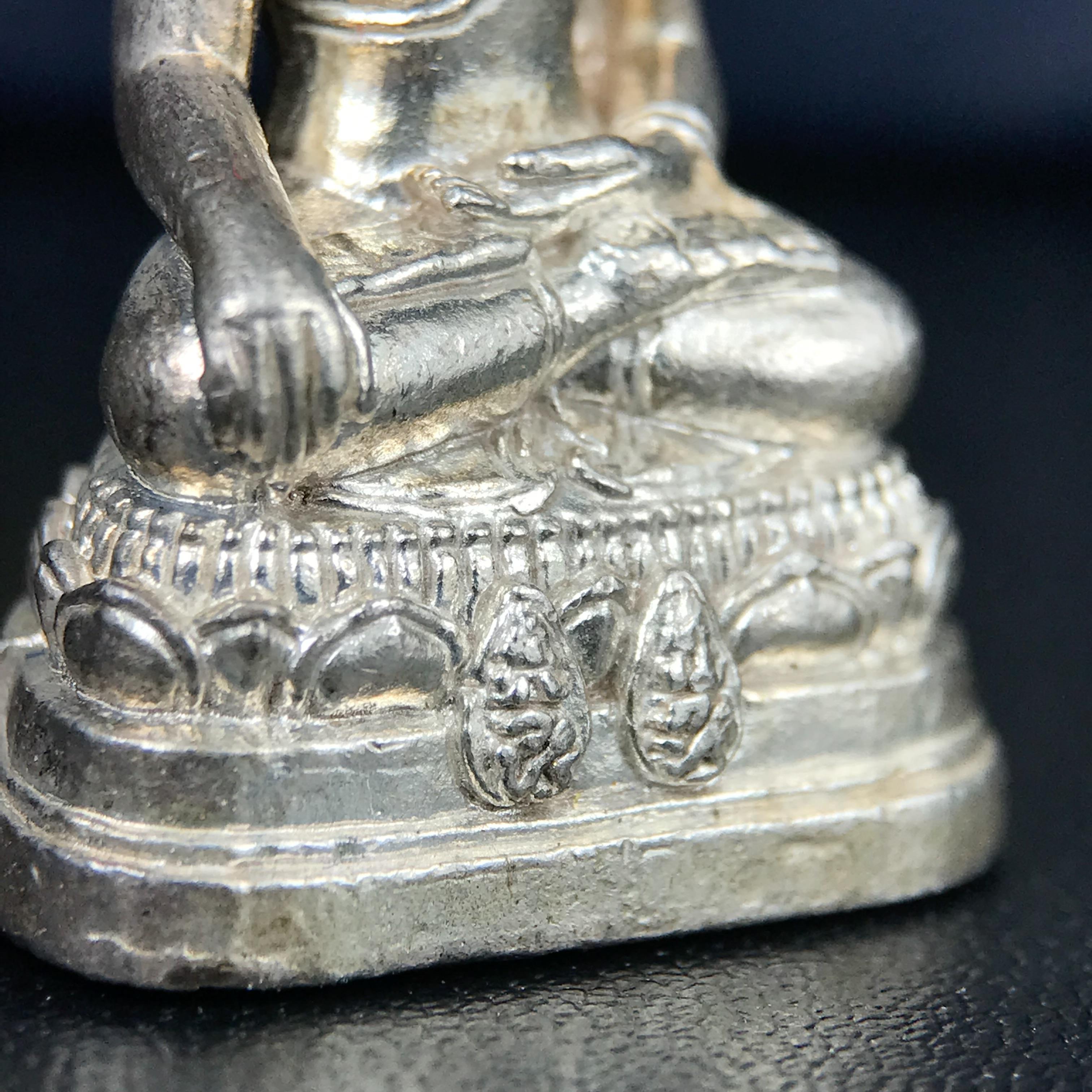 พระกริ่งพระพุทธนรสีห์ จปร.+ภปร. ครบรอบ 100 ปี ธนาคารไทยพาณิชย์ ปี 2550 พระกริ่งเนื้อเงิน(หายาก)(พุทธศิลป์งดงาม)ด้านหน้าฐานประดับด้วยตราสัญลักษณ์ "จปร" และ "ภปร" (องค์เนื้อเงินสร้างน้อย พบเจอน้อยหายาก)1 ใน 2500 องค์