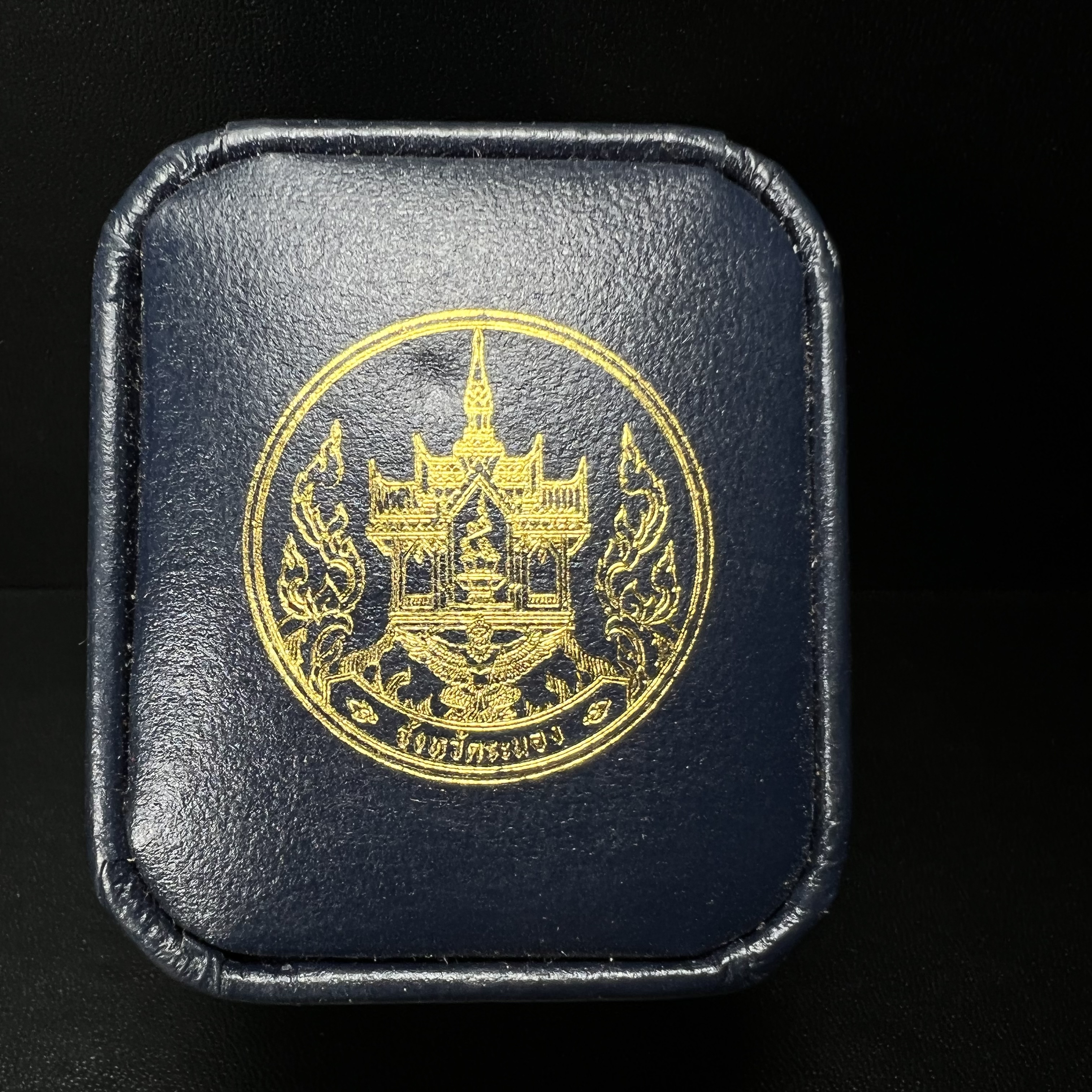 รูปหล่อลอยองค์พระโพธิสัตว์กวนอิม ทรงประทับมังกร จ.ระนอง เนื้อเงิน พิมพ์ใหญ่(สภาพผิว สวยงดงาม ทรงคุณค่า) เฉลิมฉลองในวโรกาสที่พระบาทสมเด็จพระเจ้าอยู่หัวทรงครองสิริราชสมบัติครบ 50 ปี จ.ระนอง พ.ศ.2539