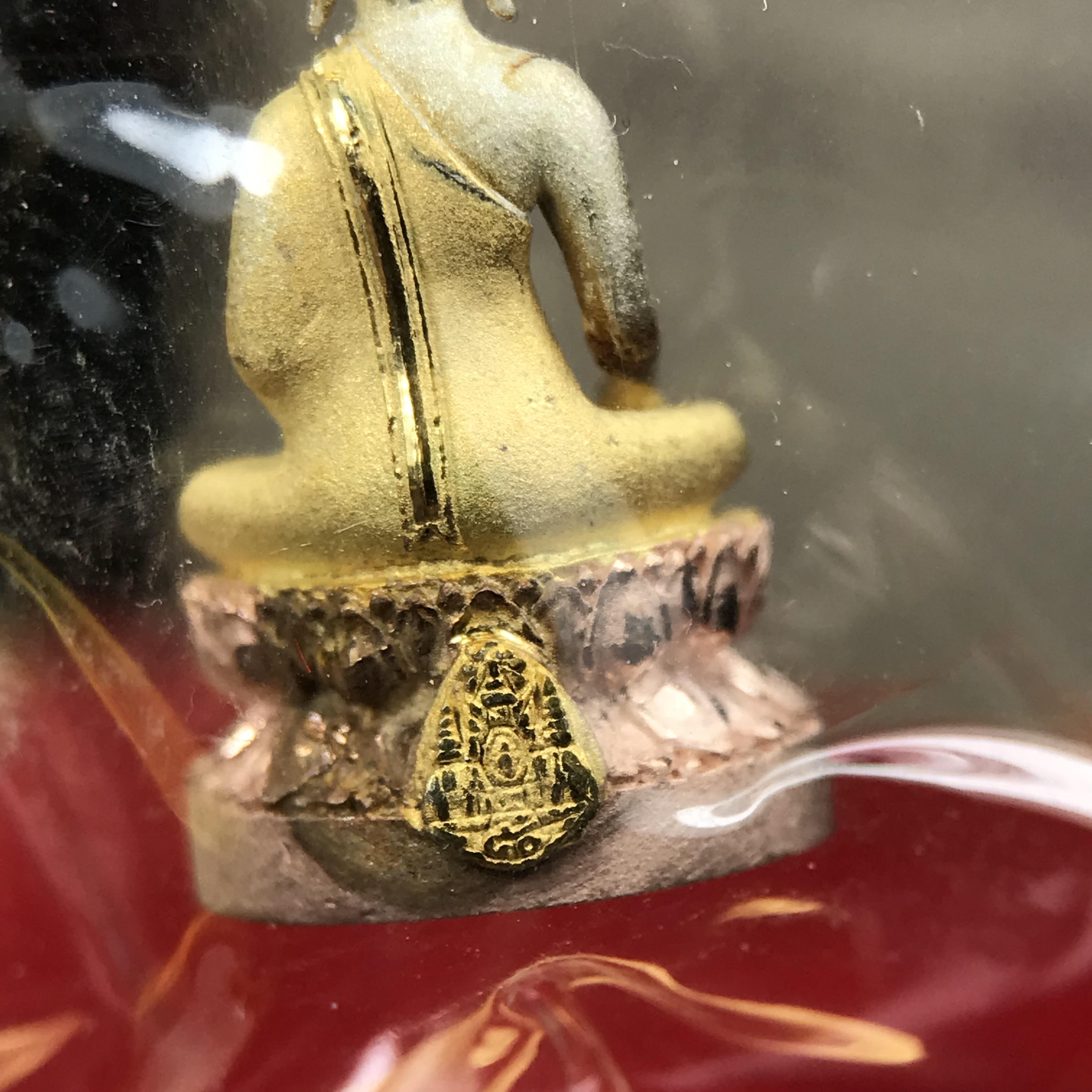 พระชัยวัฒน์พระพุทธนวราชบพิตร ครองสิริราชสมบัติครบ 50 ปี พ.ศ.2540 ขนาดสูง 1.9 ซม. เนื้อเงินสามกษัตริย์(ผิวเดิม)(ซีนซองเดิม) พร้อมกล่องบรรจุเดิมครบสมบูรณ์ 1ใน 9500 องค์(พุทธนวราชบพิตร นิมิตรหมายแห่งความสามัคคี ด้วยไมตรีแห่งองค์พระภูมิพล)