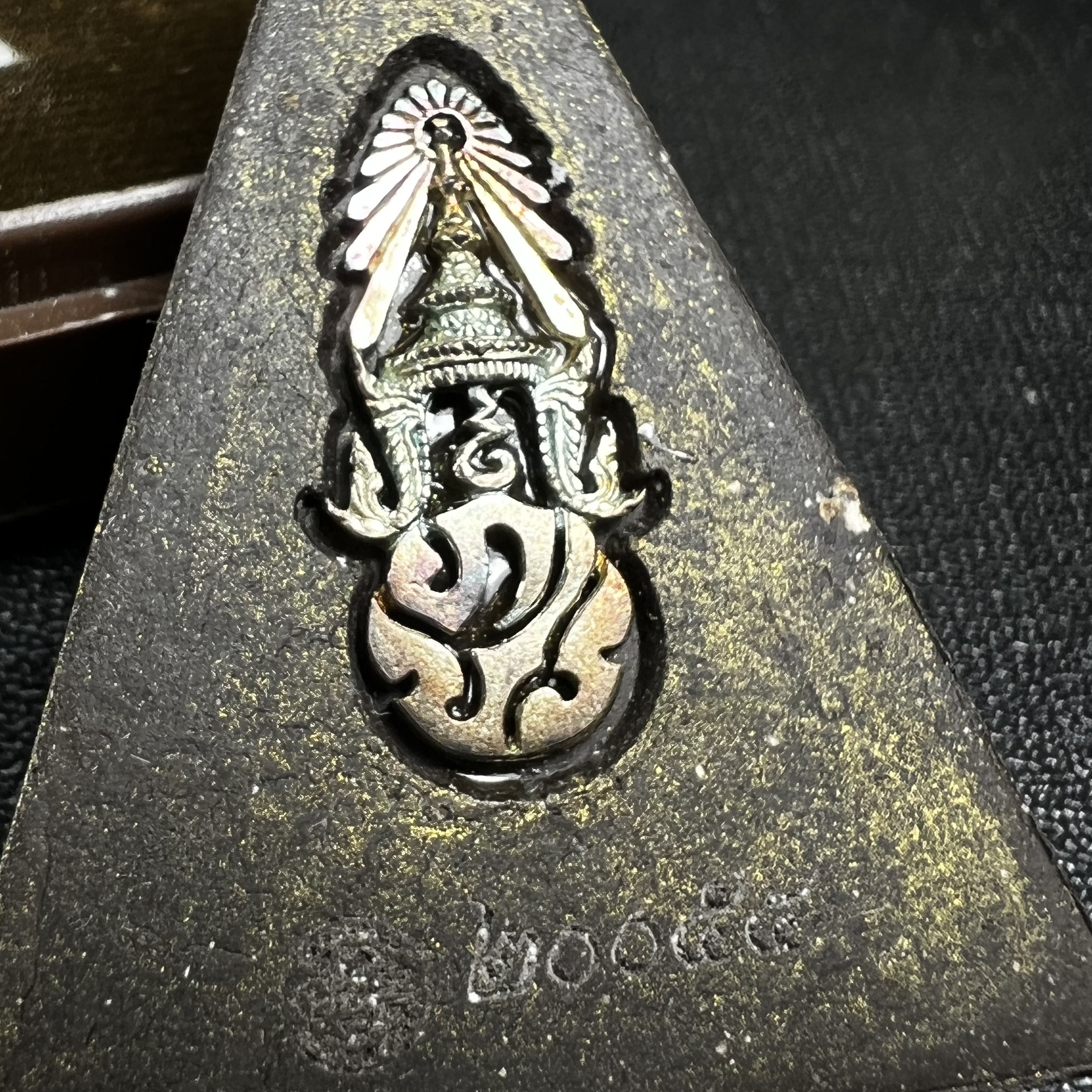 พระพุทธชินราช ภปร. โครงการ "เพราะแผ่นดินนี้ คือ แผ่นดินเกิด" ปี2548(รุ่นแรก) พระผงหลัง ภ.ป.ร. เงิน (พระราชทานเส้นพระเจ้า (เส้นผม)และมวลสารจิตรลดา)