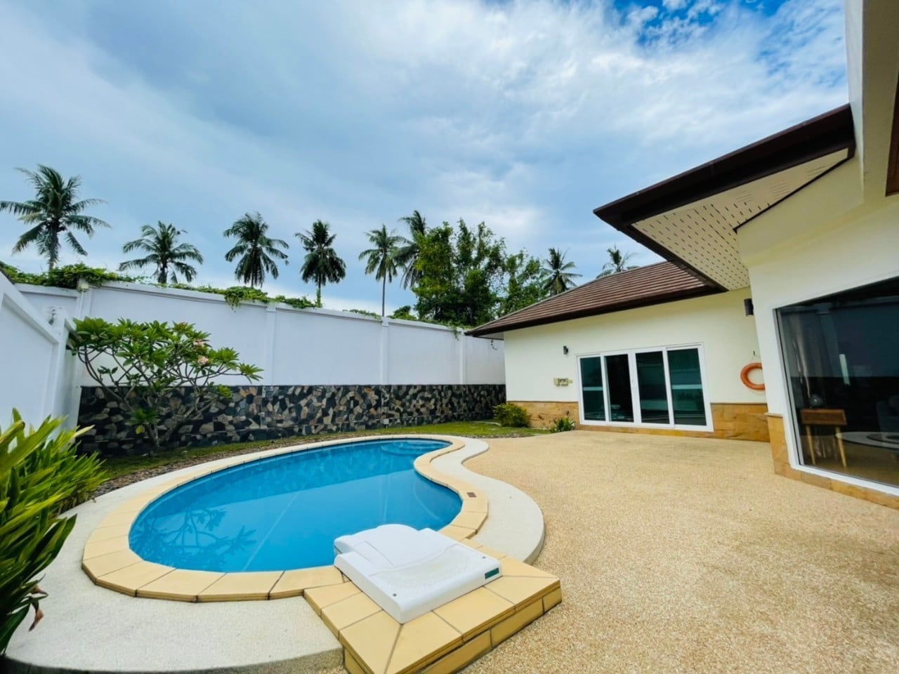 For Rent : Rawai, Private Pool Villa, 3 bedrooms 3 Bathrooms in community gate