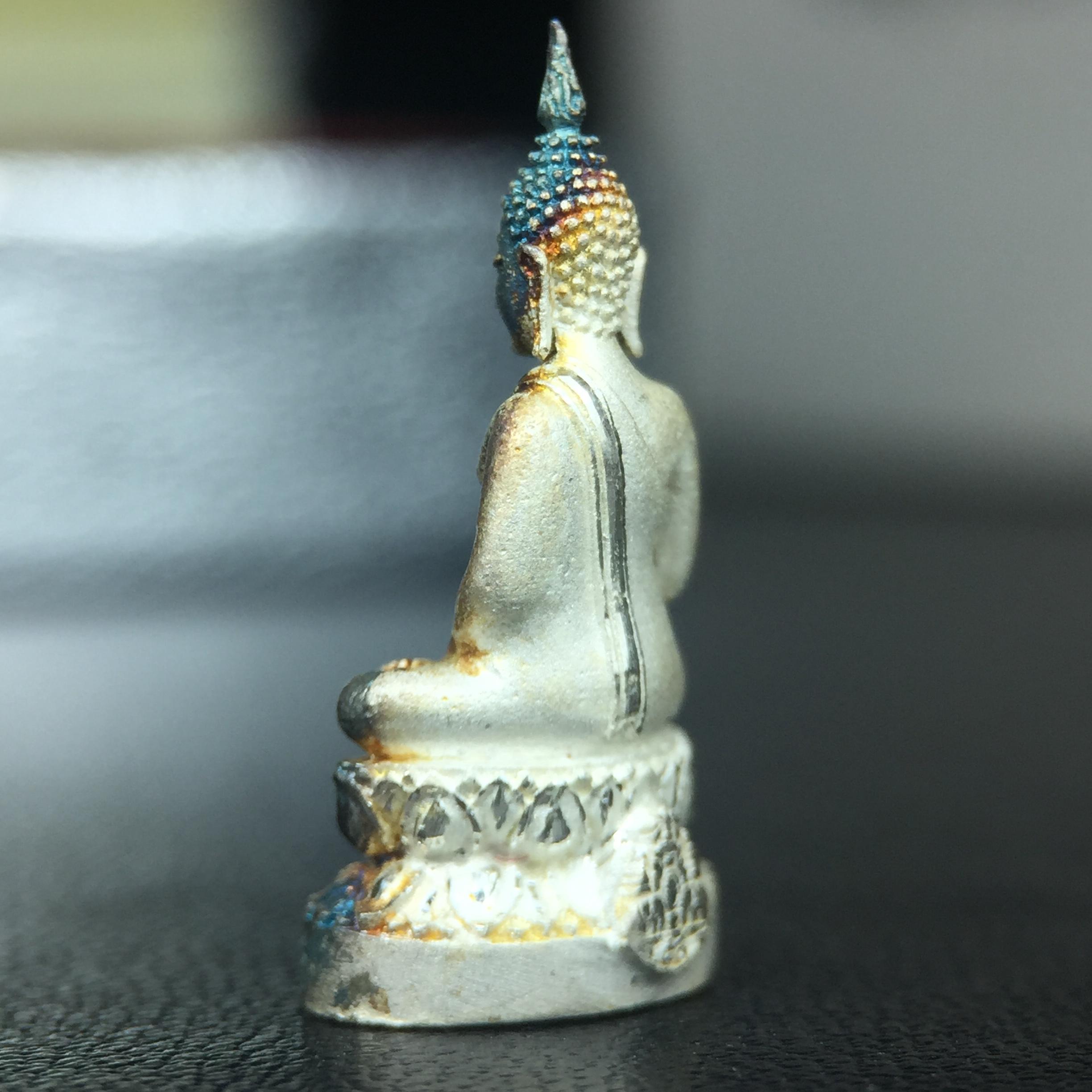 พระชัยวัฒน์พระพุทธนวราชบพิตร ครองสิริราชสมบัติครบ 50 ปี พ.ศ.2540 ขนาดสูง 1.9 ซม. เนื้อเงิน(ผิวเดิมๆขึ้นสีรุ้งธรรมชาติแบบนิยม(หายาก)สวย) พร้อมกล่องบรรจุเดิมครบสมบูรณ์ 1ใน 9500 องค์(พุทธนวราชบพิตร นิมิตรหมายแห่งความสามัคคี ด้วยไมตรีแห่งองค์พระภูมิพล)