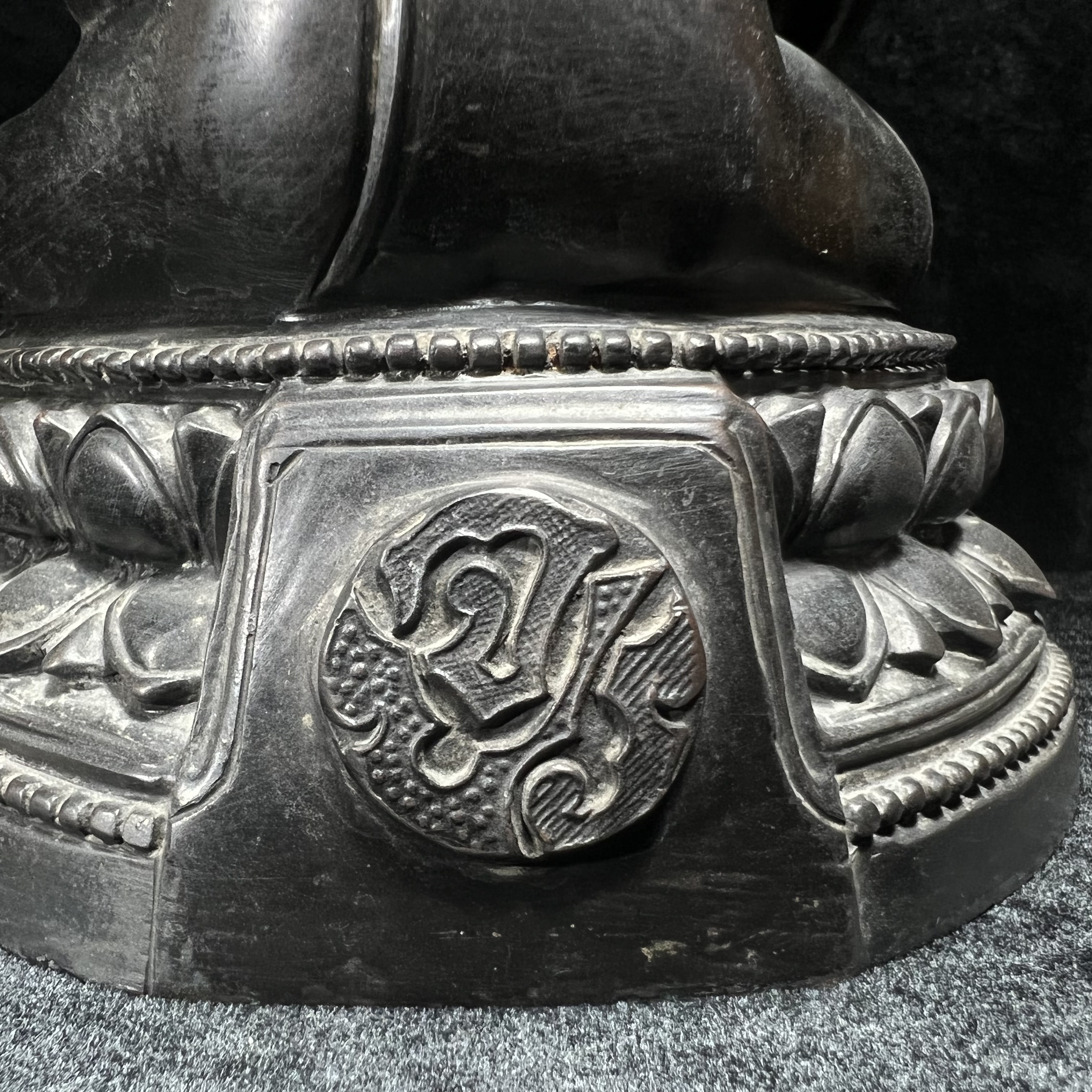 พระพุทธรูปบูชา จปร. ศิลปะไทยประยุกต์ แบบคุปตะ(อินเดีย) พระบาทสมเด็จพระเจ้าอยู่หัวรัชกาลที่ 9 ทรงเสด็จพระราชดำเนินมาในงาน เททองหล่อ ณ.วัดราชบพิธสถิตมหาสีมาราม เนื่องในงานฉลองครบ100ปี วัดราชบพิธฯ ปี 2513 เข้าหุ่นดินไทย ขนาดหน้าตัก 5 นิ้ว พิธีใหญ่