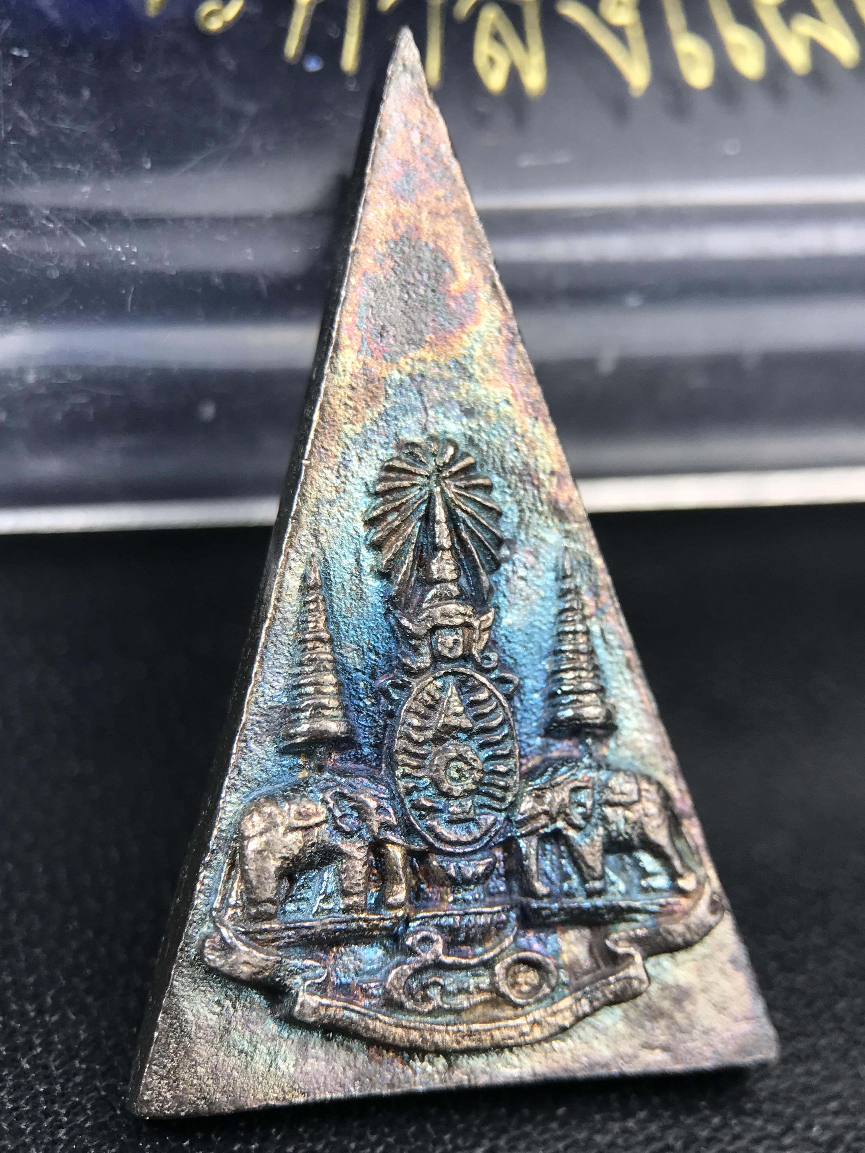 พระกำลังแผ่นดิน (สมเด็จจิตรลดา2) จัดสร้างเฉลิมพระเกียรติในหลวงรัชกาลที่ 9 ครองราชย์ 50 ปี 2539 เนื้อเงิน(ผิวเดิม รุ้งๆสวย(สร้างน้อยหายาก) (1ใน 2539 องค์)พร้อมกล่องบรรจุเดิมพระดี พิธีใหญ่ อีกหนึ่งรุ่นที่แนะนำ ***เนื้อเงินผิวแบบนี้หายากพบเจอน้อย***