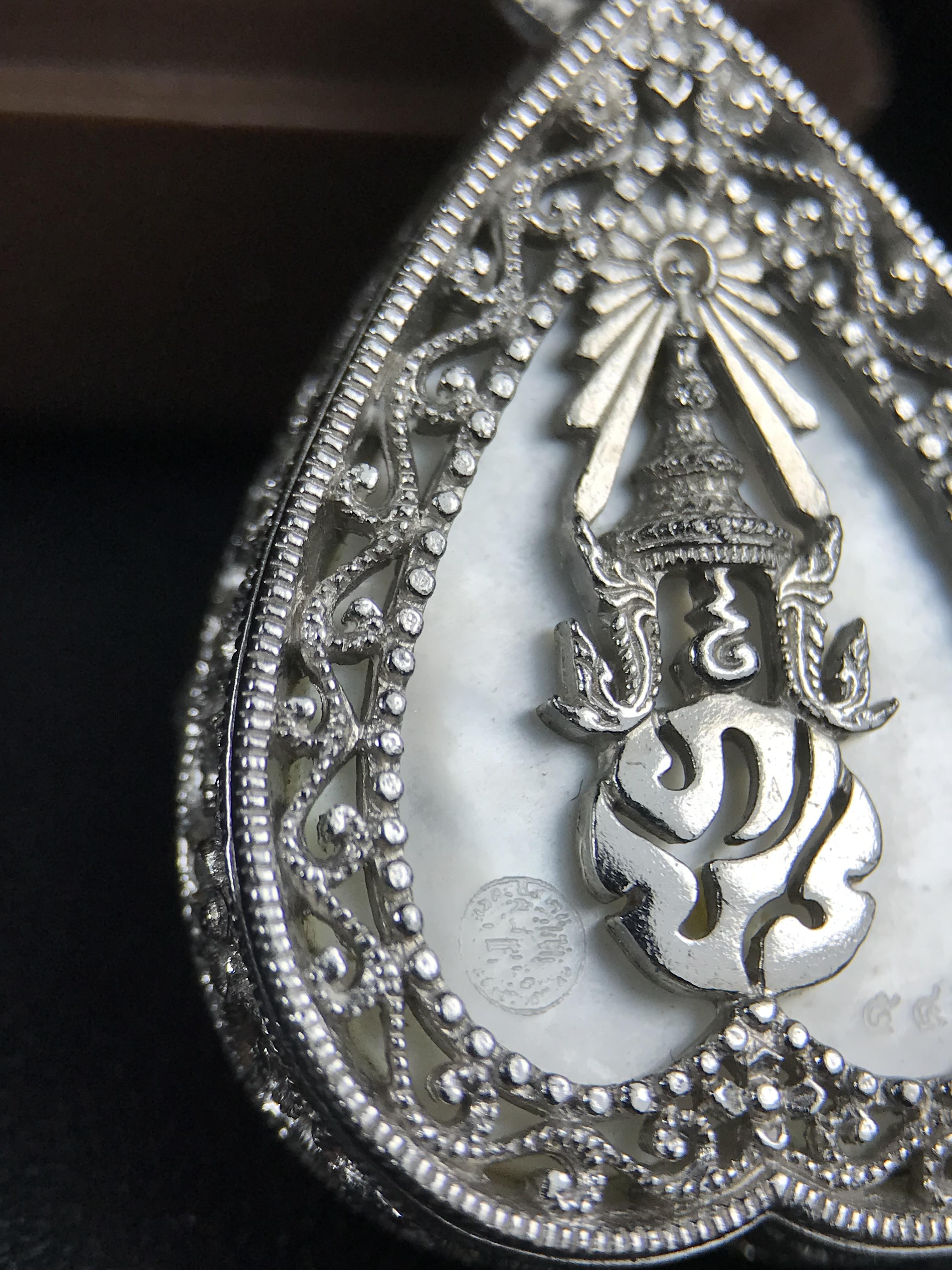 พระพุทธชินราช ภปร. โครงการ "เพราะแผ่นดินนี้ คือ แผ่นดินเกิด" ปี 2548(รุ่นแรก) เหรียญทรงใบโพธิ์ ขนาด 21 x 29 มม. เนื้อเงินสามกษัตริย์ องค์พระชุบสามกษัตริย์ ล้อมด้วยกรอบเงินชุบทองคำขาวสลักเสลาเป็นลวดลายละเอียดอ่อน ส่วนพื้นองค์พระเป็นเปลือกหอยมุข