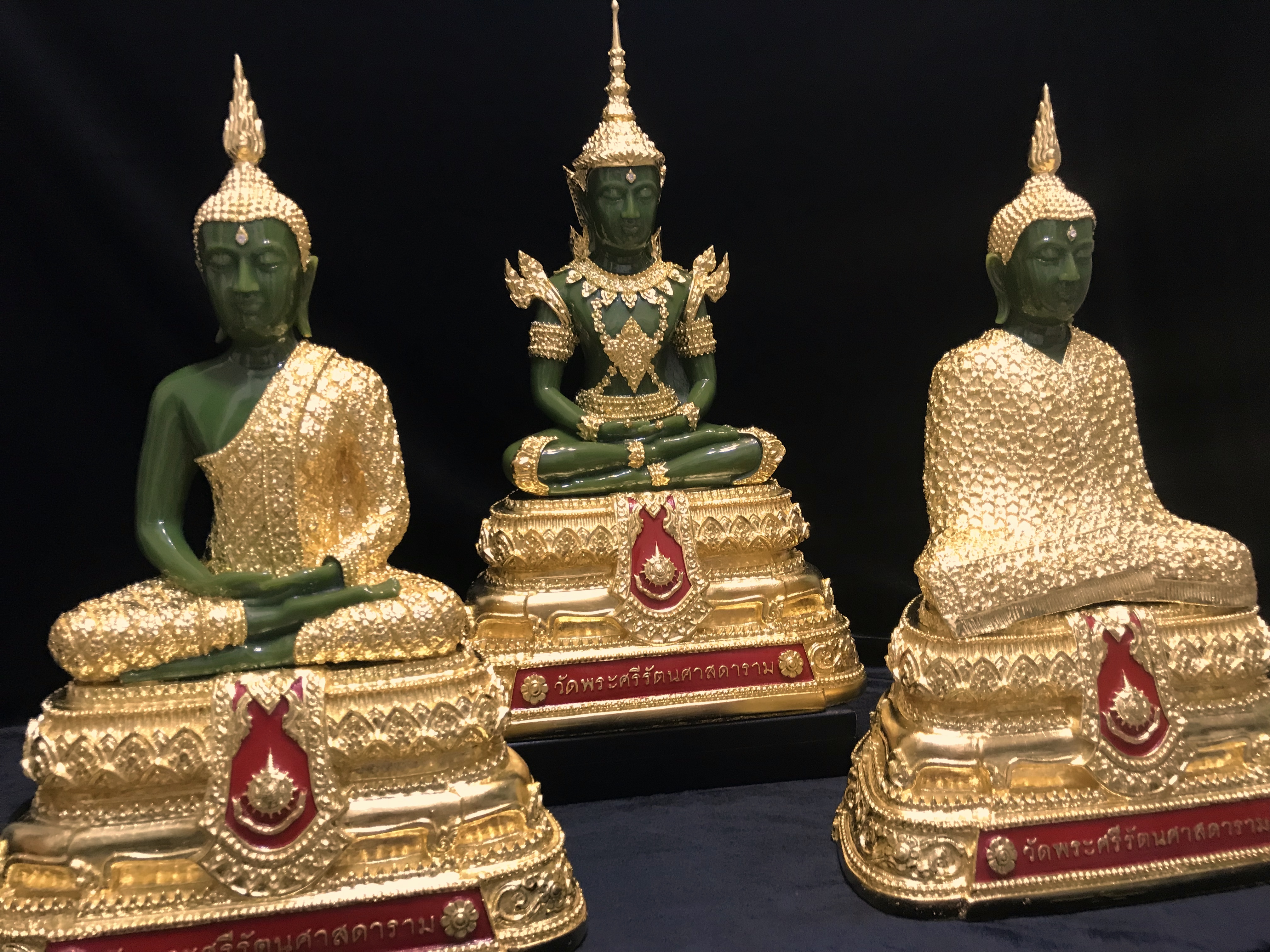 พระพุทธมหามณีรัตนปฏิมากร(พระแก้วมรกต) วัดพระศรีรัตนศาสดาราม สำนักพระราชวัง จัดสร้าง (บรรจุมวลสารใต้ฐาน)3ฤดู ขนาดหน้าตัก 9นิ้ว