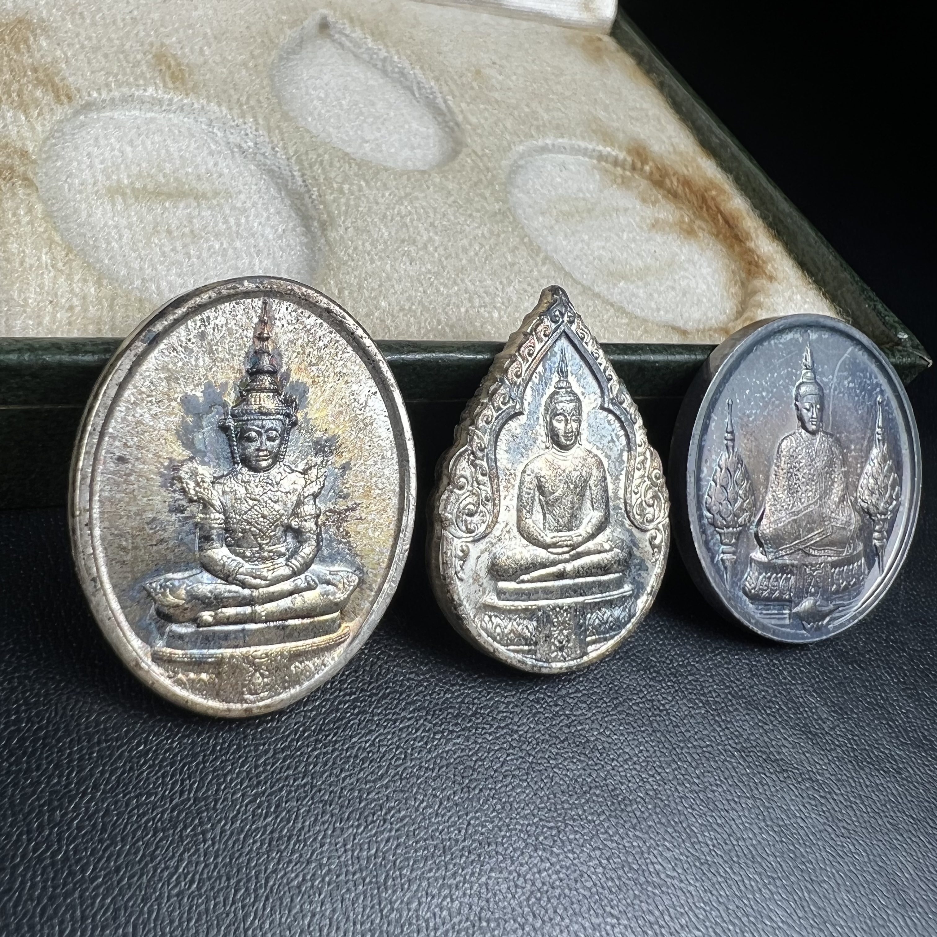 เหรียญพระแก้วมรกตหลัง ภปร. ฉลองกรุงรัตนโกสินทร์ครบ 200 ปี พ.ศ.2525 เนื้อเงิน(ผิวเดิม สวย)กล่องบรรจุเดิมครบ3พิมพ์(บล็อกพระราชศรัธา)(ในหลวงรัชกาลที่9 เสด็จในพิธี)ชอบเก็บแบบผิวเดิมๆชุดนี้เลยแนะนำ ผิวเดิมสวยมาก เสน่ห์พระเนื้อเงิน