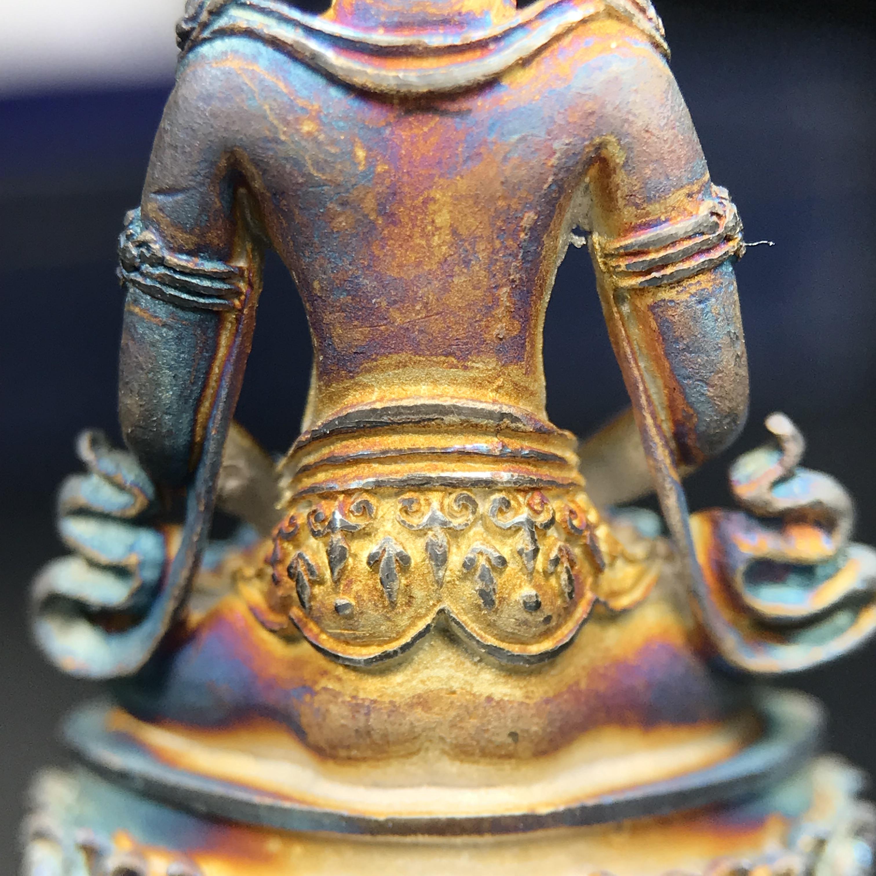 พระกริ่งอวโลกิเตศวร ( เจ้าแม่กวนอิม ) วัดโพธิ์แมนคุณาราม รุ่นอุดมโภคทรัพย์ ปี 2539 เนื้อเงินพ่นทราย(ผิวเดิม ขึ้นสีรุ้งธรรมชาติ แบบนิยม เสน่ห์ของพระเนื้อเงิน)(พร้อมกล่องบรรจุเดิม)(อีกหนึ่งรุ่นยอดนิยม พุทธศิลป์สวยงดงาม)หายาก 1 ใน 5000 องค์*องค์หมายเลข ๓๖๔๒*