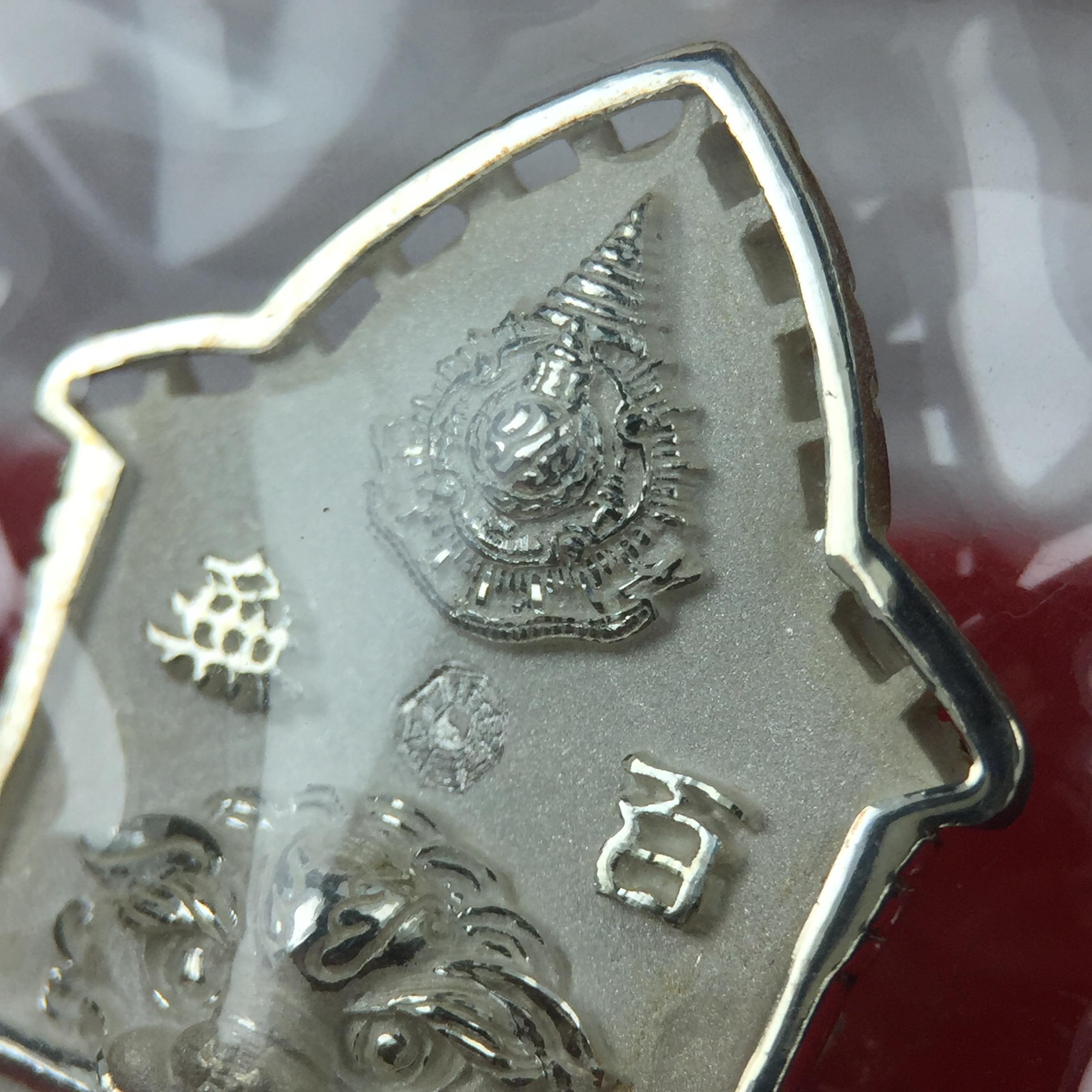 เหรียญรูปเหมือนเจ้าพ่อเสือ (ตั่วเหล่าเอี๊ย)รุ่นสองแผ่นดิน ปี 2542 หลัง ตราสัญลักษณ์ ภปร. 6รอบ 72 พรรษาในหลวงรัชกาลที่9 เสือคาบดาบ เหรียญหล่อ 3 มิติ เนื้อเงิน พิมพ์ใหญ่ ปลุกเสก ณ วัดมังกรกมลาวาส(เล่งเน่ยยี่)สภาพสวยซีนซองเดิมกล่องครบเดิม