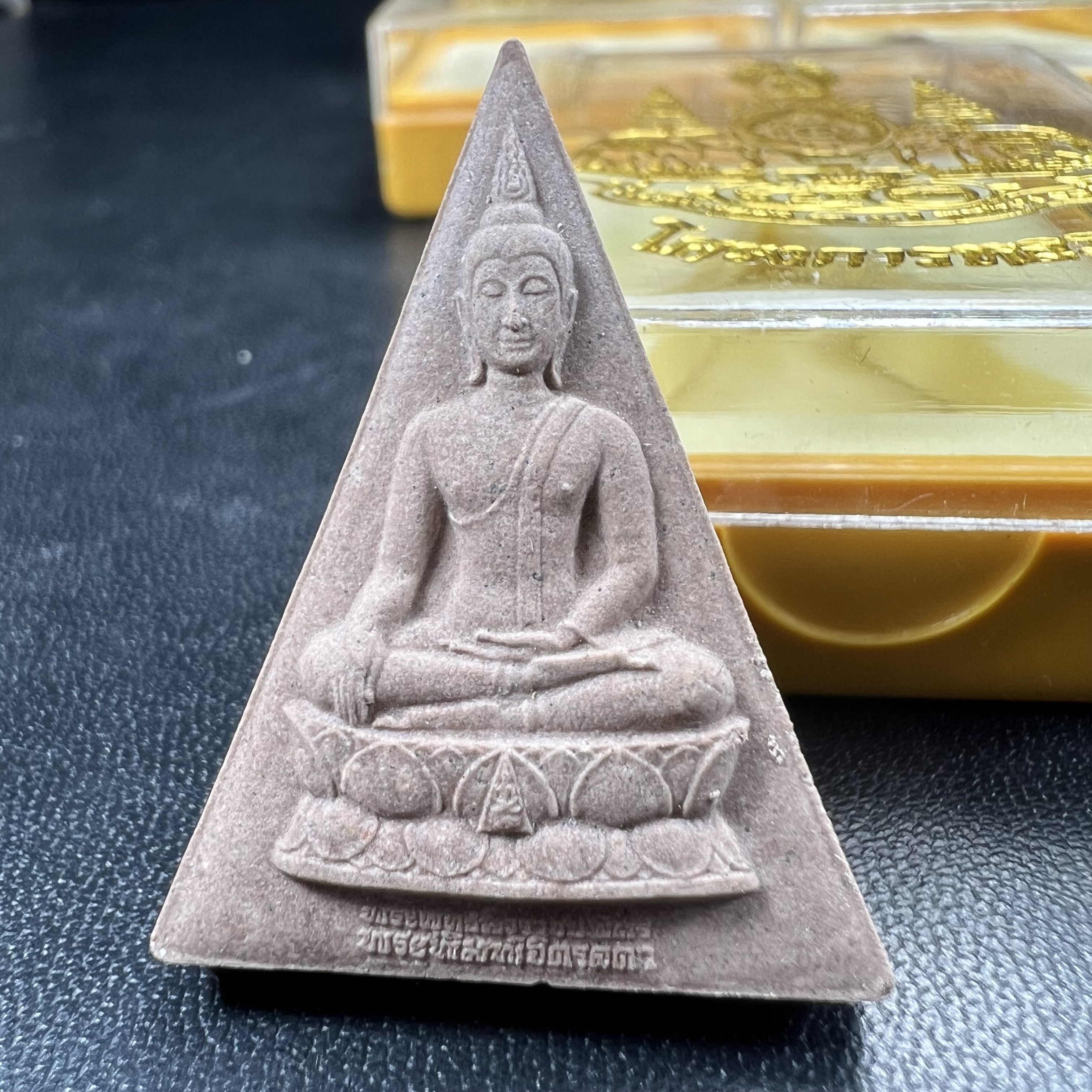 พระพุทธนวราชบพิตร พระพิมพ์จิตรลดา เนื้อผง โครงการหลวง ปี 2539 จัดสร้างในปีมหามงคลกาญจนาภิเษกในหลวงรัชกาลที่ 9 ครองศิริราชย์ครบ 50 ปี คัดสวย พร้อมกล่องบรรจุเดิม พิธีใหญ่ ปลุกเสกวัดพระแก้ว(พิธีดี มวลสารมงคล)