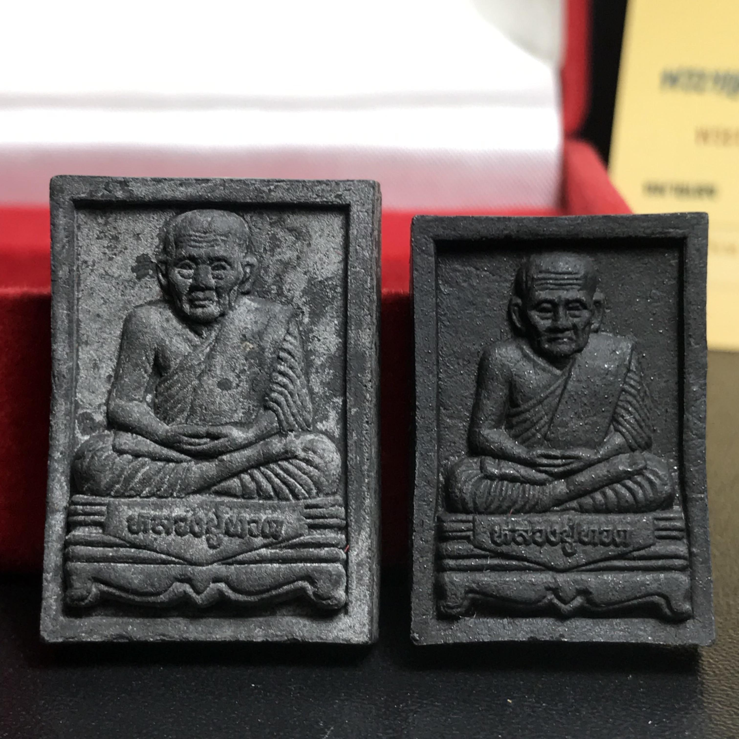 พระหลวงปู่ทวด ภปร. ปี 2547 พิมพ์สี่เหลี่ยมใหญ่-เล็ก(2องค์)เนื้อว่านดำหลัง ภปร. ทองคำ(หายาก1ใน999ชุด)