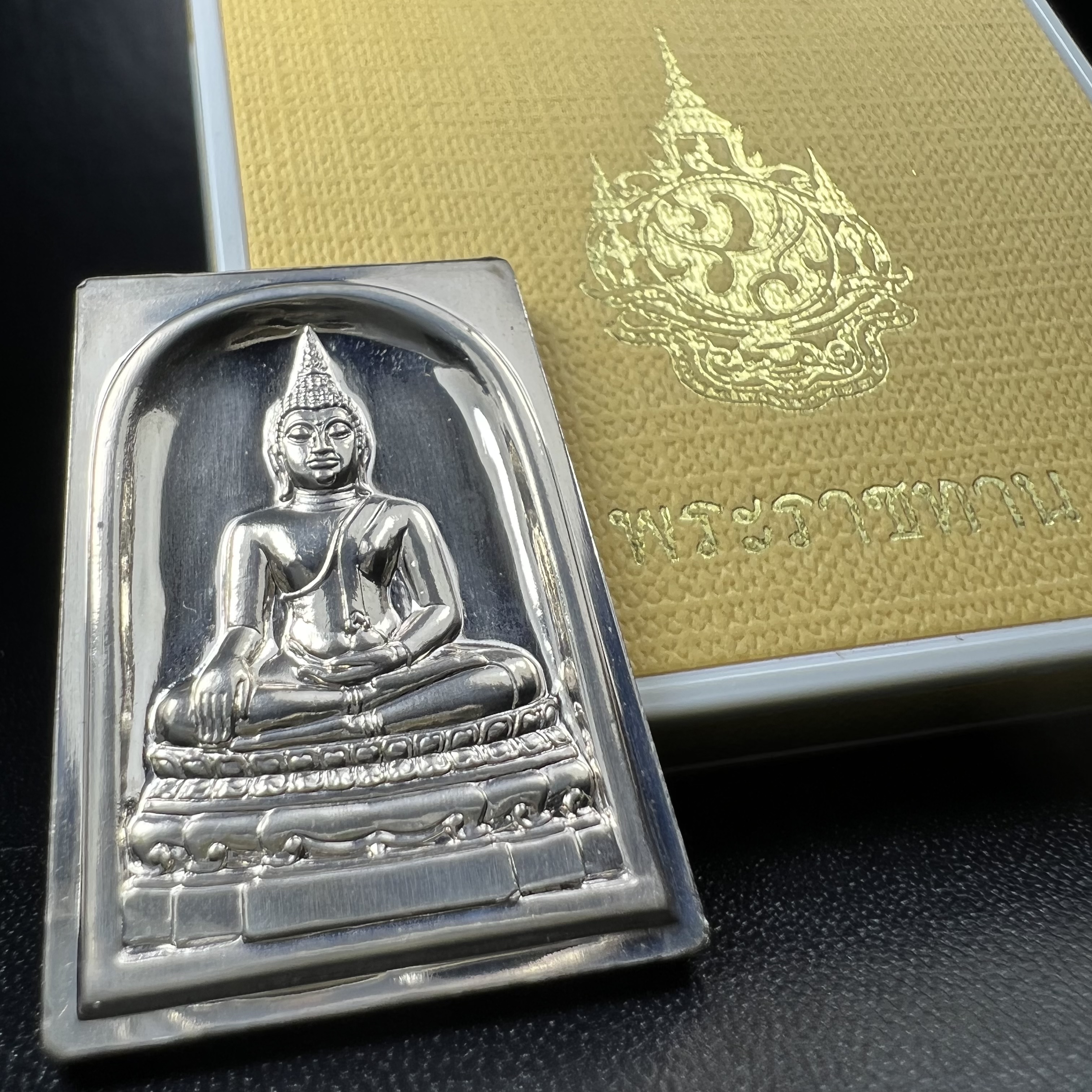 พระพุทธชินสีห์ หลังตรา ปรมาภิไธยย่อ ภปร. ในวโรกาสเฉลิมพระชมพรรษาในหลวงรัชกาลที่9 ครบ 7 รอบ และ ที่ระลึกสมโภชวัดบวรนิเวศวิหารครบ 175 ปี พ.ศ.2554 เหรียญเนื้อเงิน พิมพ์ใหญ่ ขนาดสูง 3.8 ซม. พร้อมกล่องบรรจุเดิมพระราชทาน(1 ใน 1585 เหรียญ)หายาก