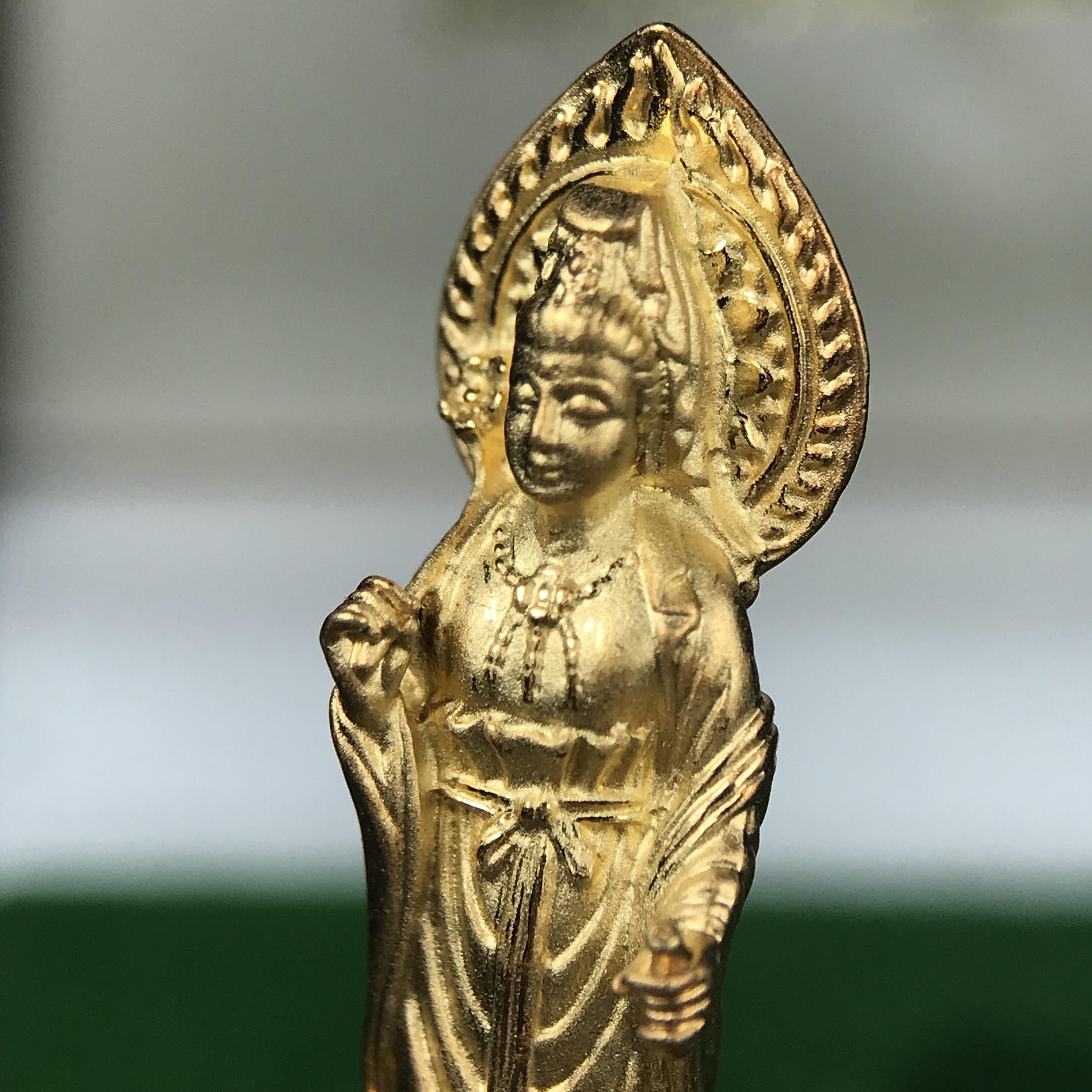 พระโพธิสัตว์อวโลกิเตศวร (เจ้าแม่กวนอิม) รุ่นฉลองปีกาญจนาภิเษก ปี 2540 เนื้อชุบทอง กะไหล่ทอง พ่น ทราย(สวยดุจทองคำ) เทศบาลนครหาดใหญ่จัดสร้างถวายเฉลิมพระเกียรติพระบาทสมเด็จพระเจ้าอยู่หัวทรงครองสิริราชสมบัติครบ 50 ปี(สภาพสวยเดิมพร้อมกล่องบรรจุเดิม)หายาก