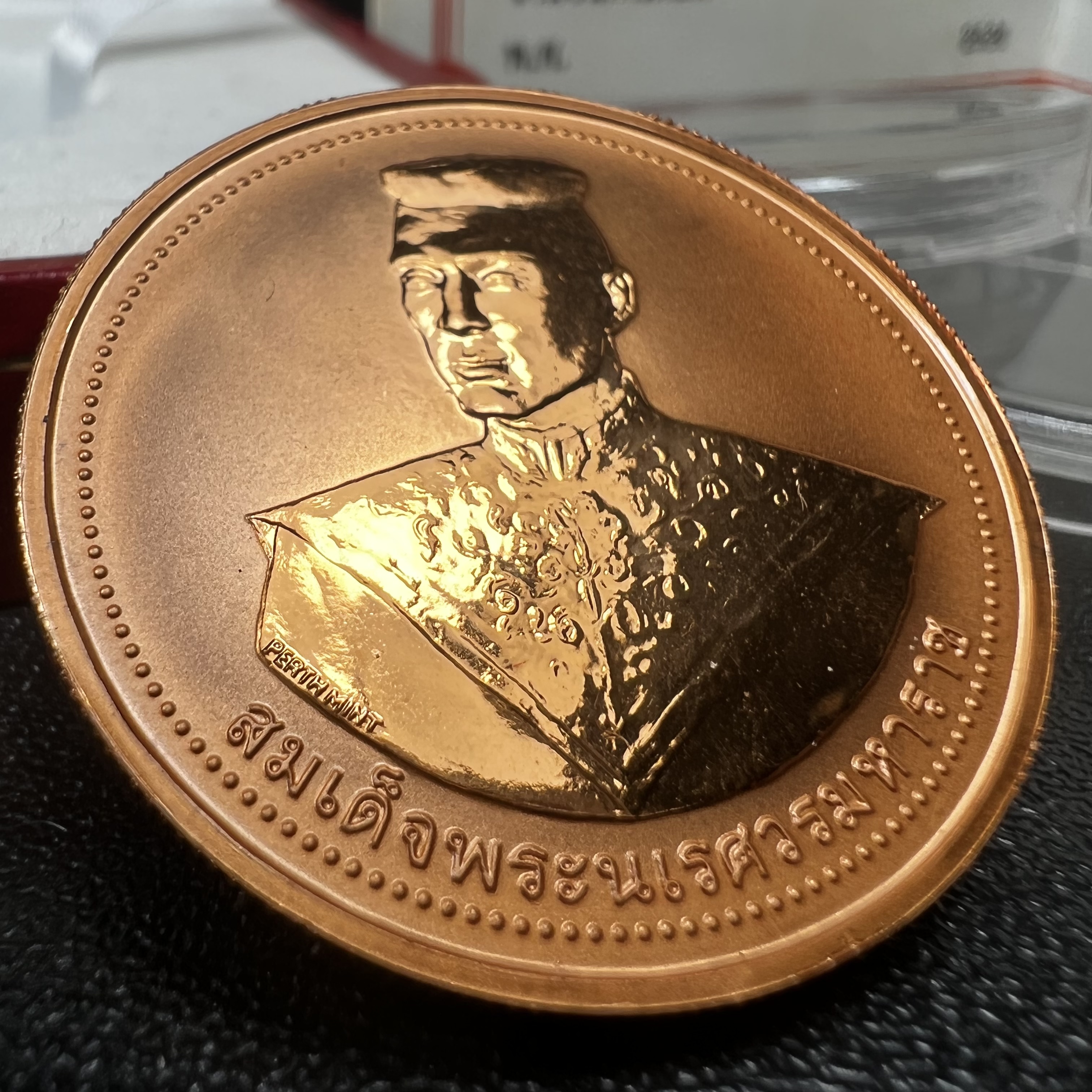 เหรียญสมเด็จพระนเรศวรมหาราช-พระพุทธชินราช รุ่นกองทุนสร้างอาคารเรียนวิทยาลัยสงฆ์ วัดพระศรีรัตนมหาธาตุ ปี 2536 เนื้อทองแดงขัดเงา บล็อกนอก เพิร์ธ ประเทศออสเตรเลีย(PERTH MINT)กล่องบรรจุเดิมใบรับรองพร้อมสวยงาม