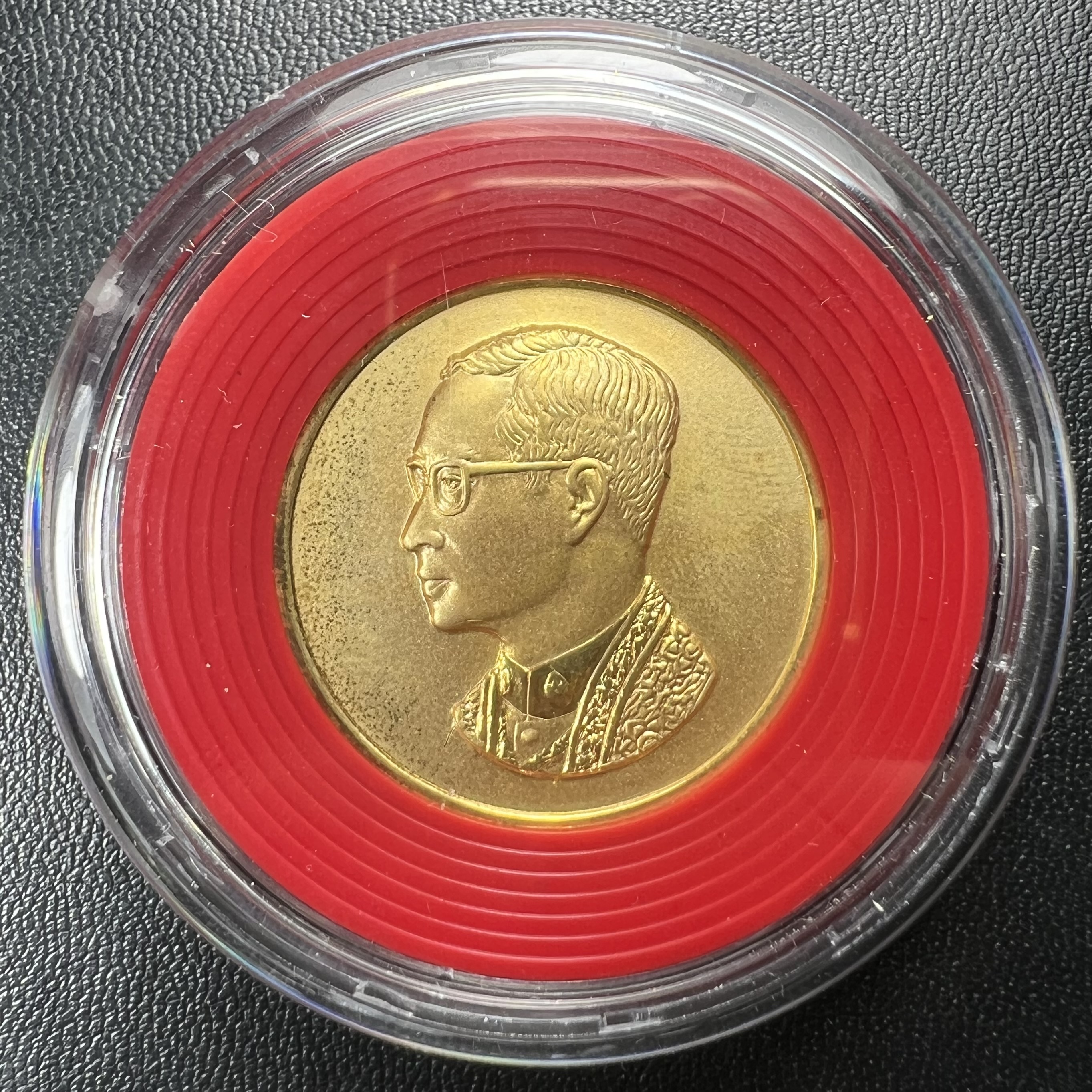 วัตถุมงคลคุ้มเกล้าฯ มหามงคลเฉลิมพระชนมพรรษา 6 รอบ รัชกาลที่ 9 ชุดพิเศษกรรมการ(สุดหายาก) (ในหลวงรัชกาลที่9 ทรงจุดไฟพระฤกษ์และเททอง พิธีใหญ่)ยอดนิยมหายาก