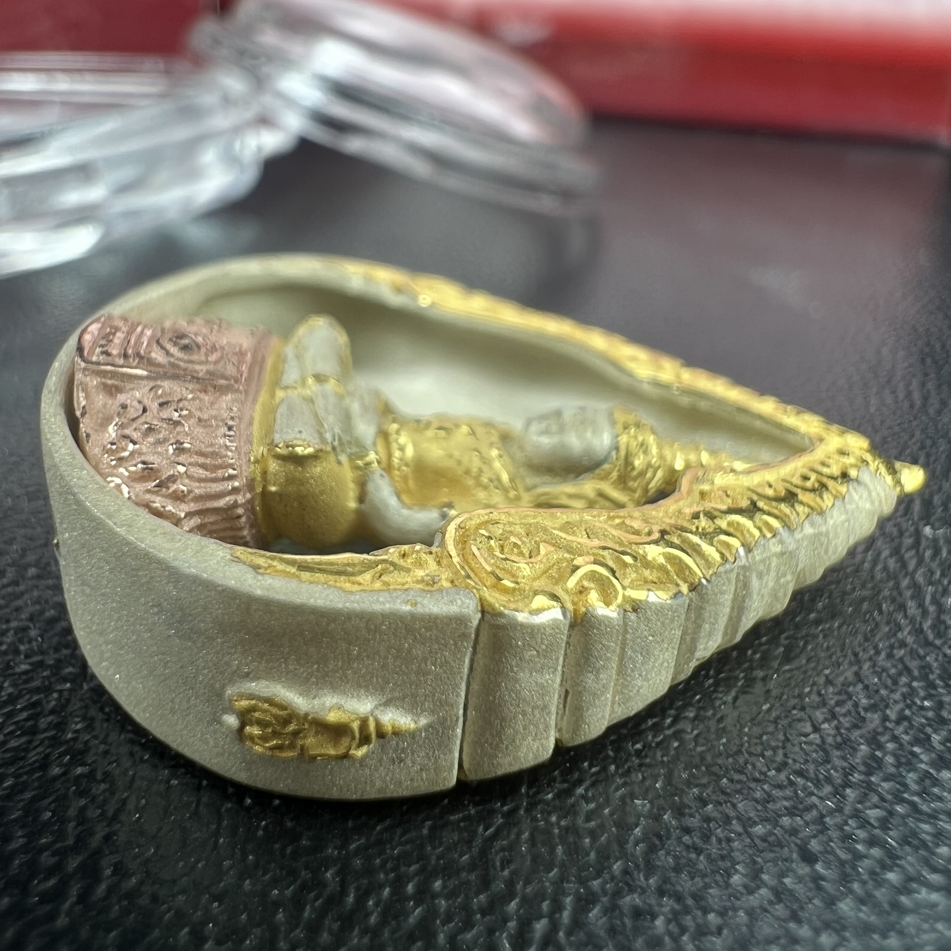 พระแก้วมรกต ภปร.(รุ่นแรก) ปี2545 รุ่นฉลองกรุงรัตนโกสินทร์ครบ 220 ปี พิมพ์ลอยองค์ทรงหยดน้ำ เนื้อเงินบริสุทธิ์ 92.5% (สามกษัตริย์) ขนาด 18*27 มม. พร้อมกล่องบรรจุเดิม สวยครบสมบูรณ์